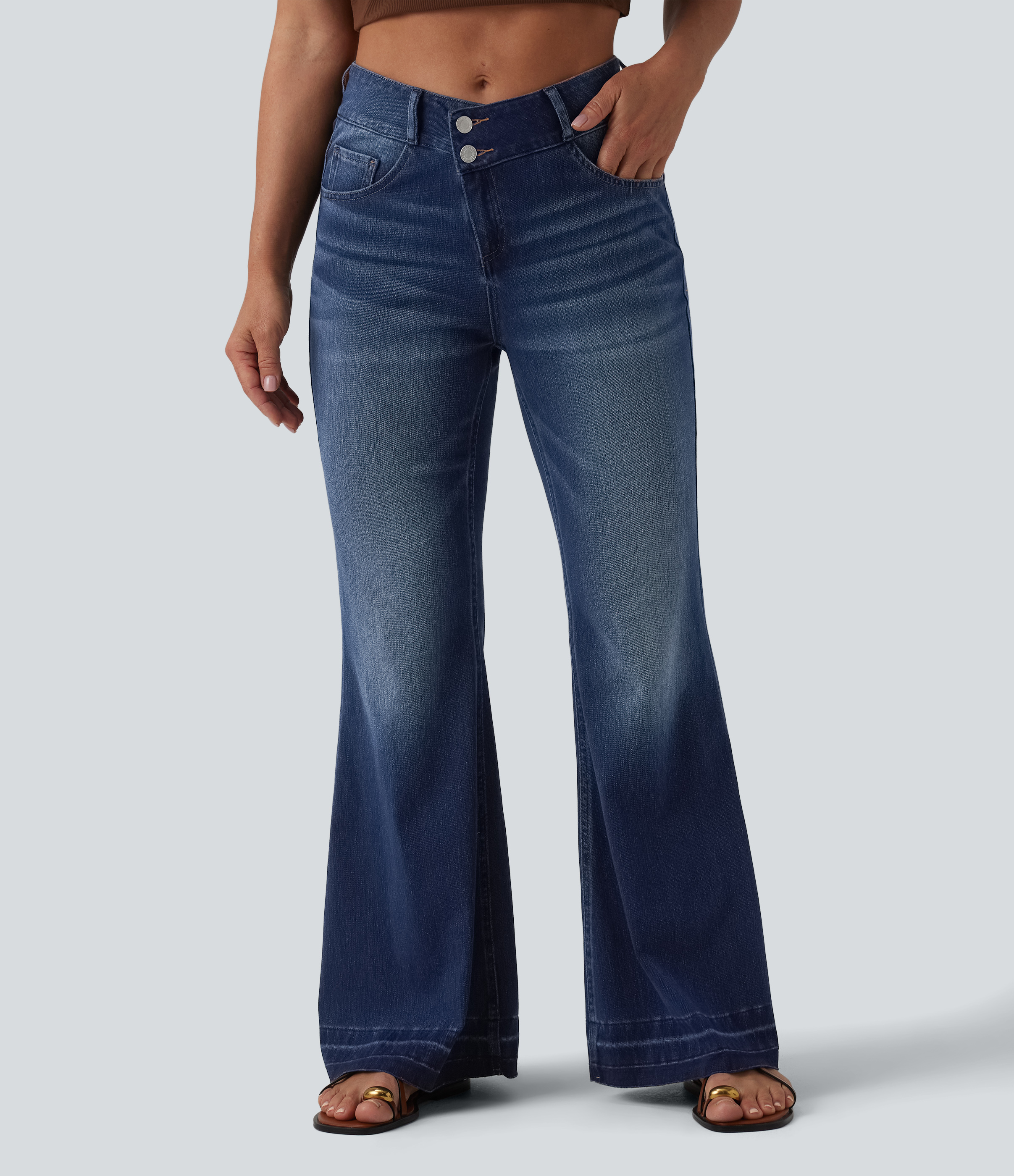 Halara Flex™ Asymmetrische, mittelhoch geschnittene, ausgestellte Freizeitjeans mit Taschen