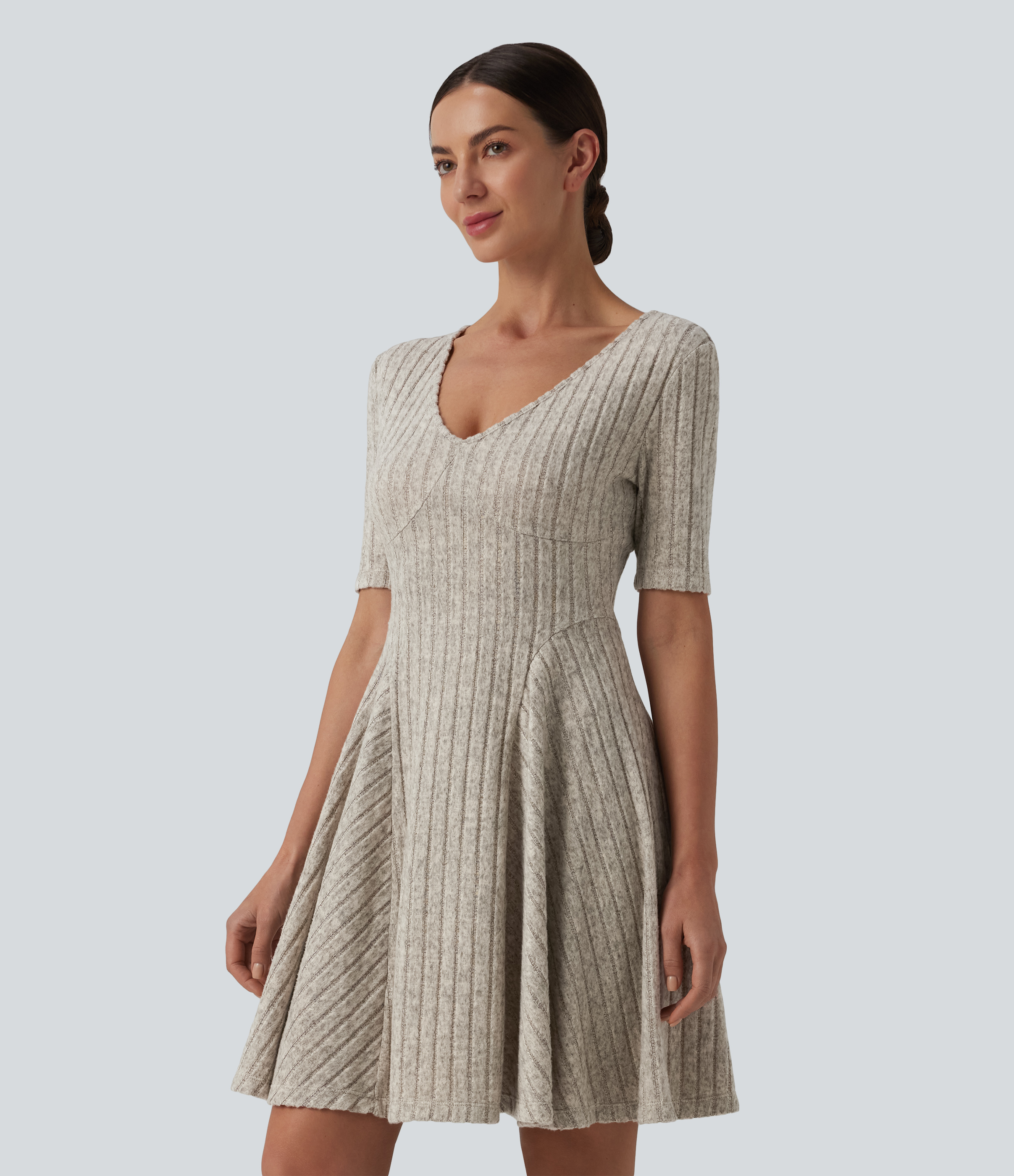 Lässiges, ausgestelltes Minikleid aus geripptem Strick mit V-Ausschnitt und kurzen Ärmeln