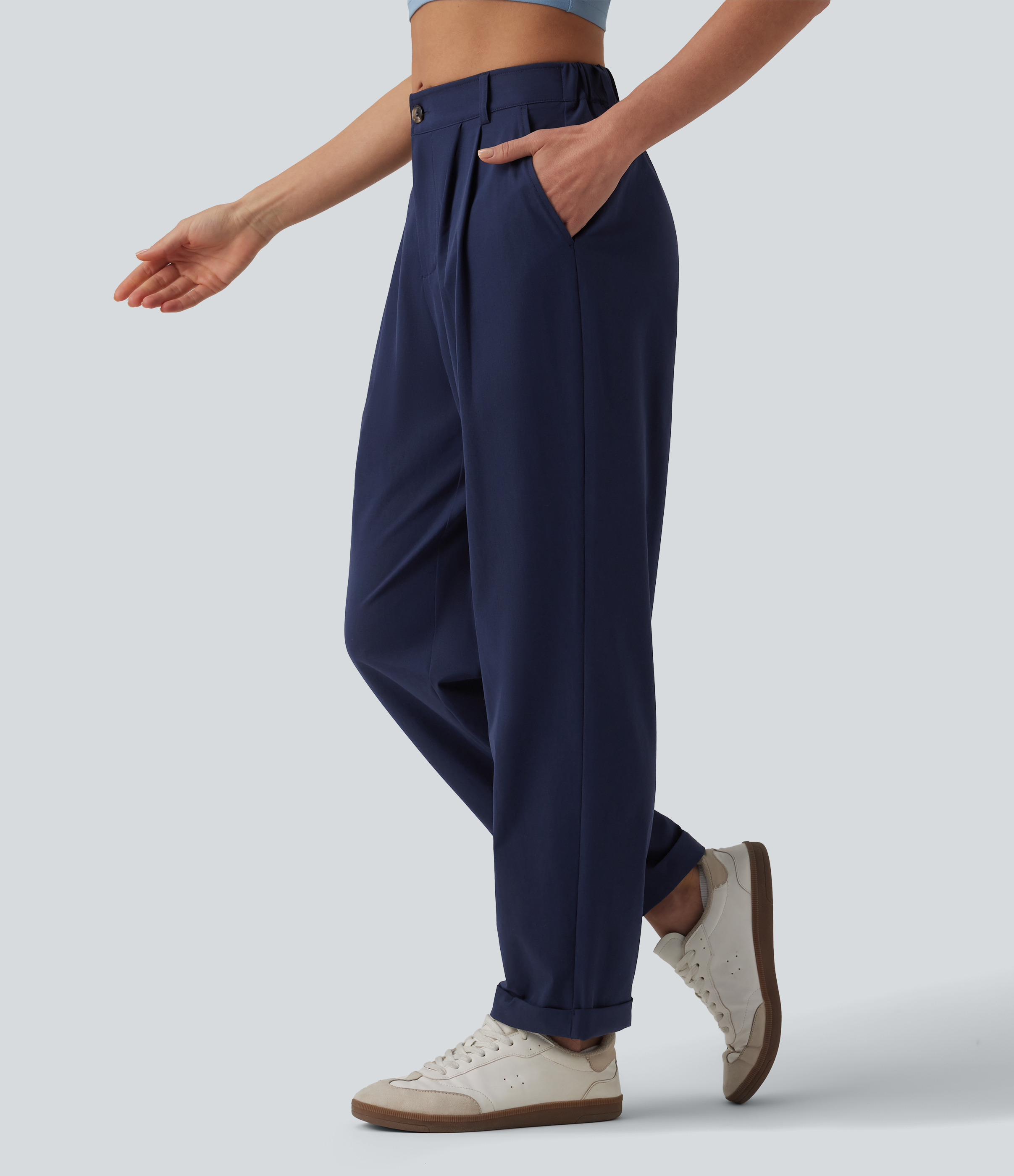 Lässige, schmal zulaufende 7/8-Hose mit mittelhohem Bund, mehreren Taschen und umgeschlagenem Saum