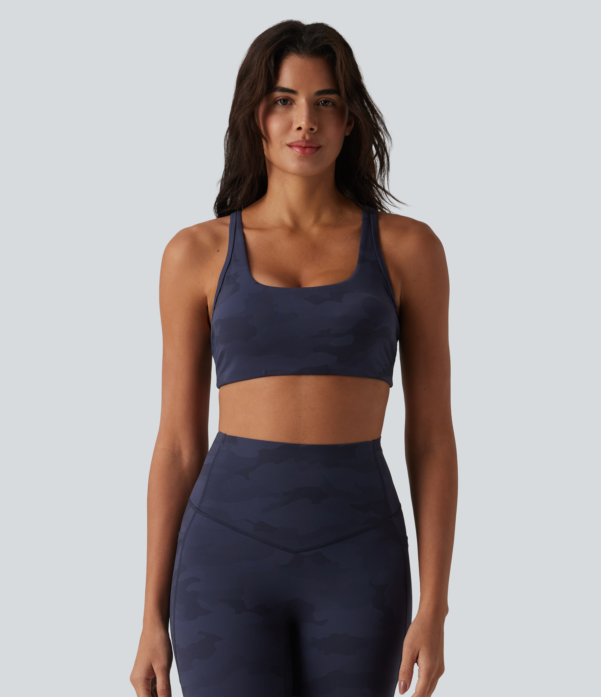 Navy Camo Halara UltraSculpt™ - Yoga-Sport-BH mit U-Ausschnitt, niedrigem Support, Cut-Out-Design und Camouflage-Muster / 2