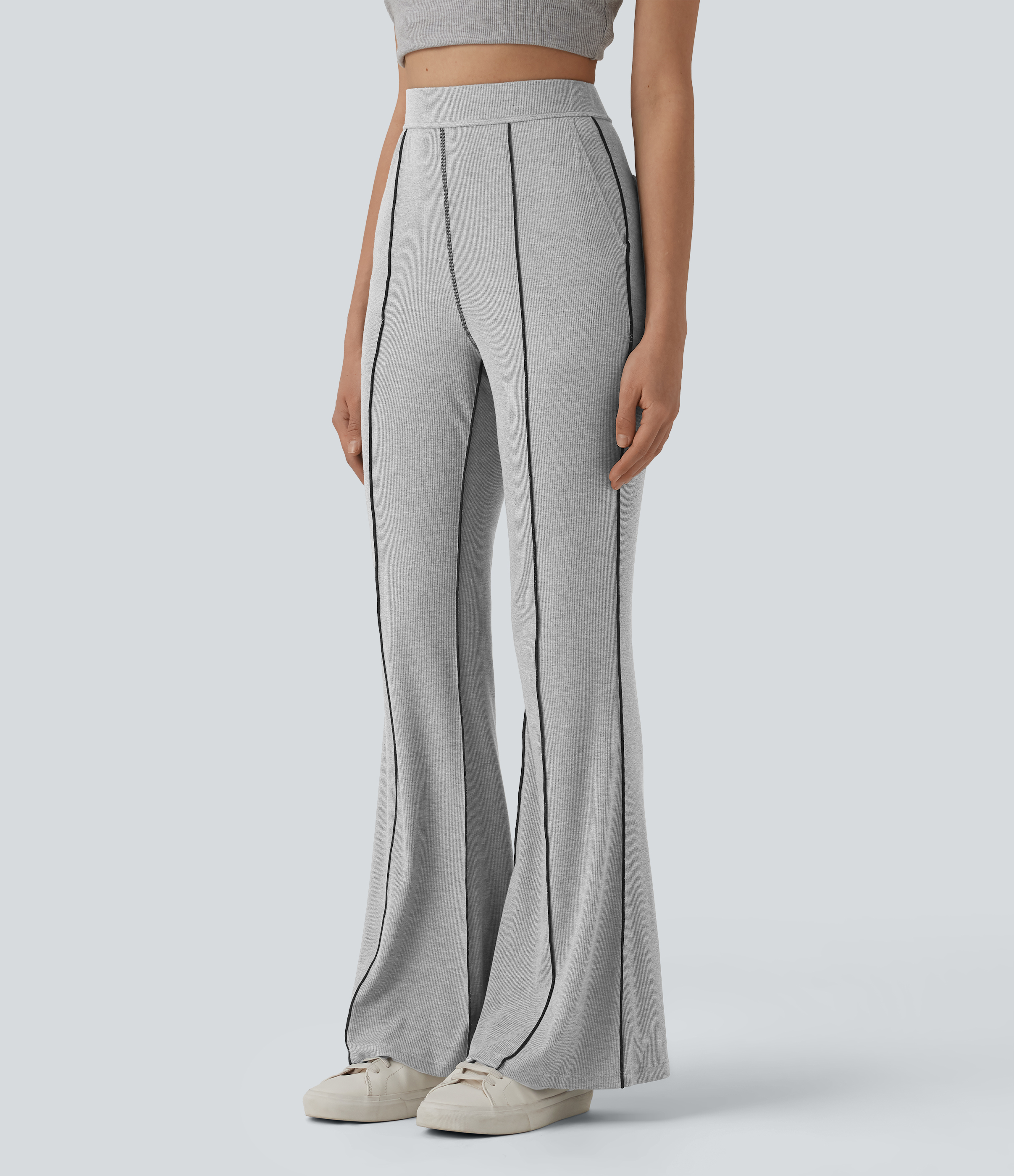 Relaxed flared leggings in very stretchy ribbed knit with high waist, color block topstitching, and pockets