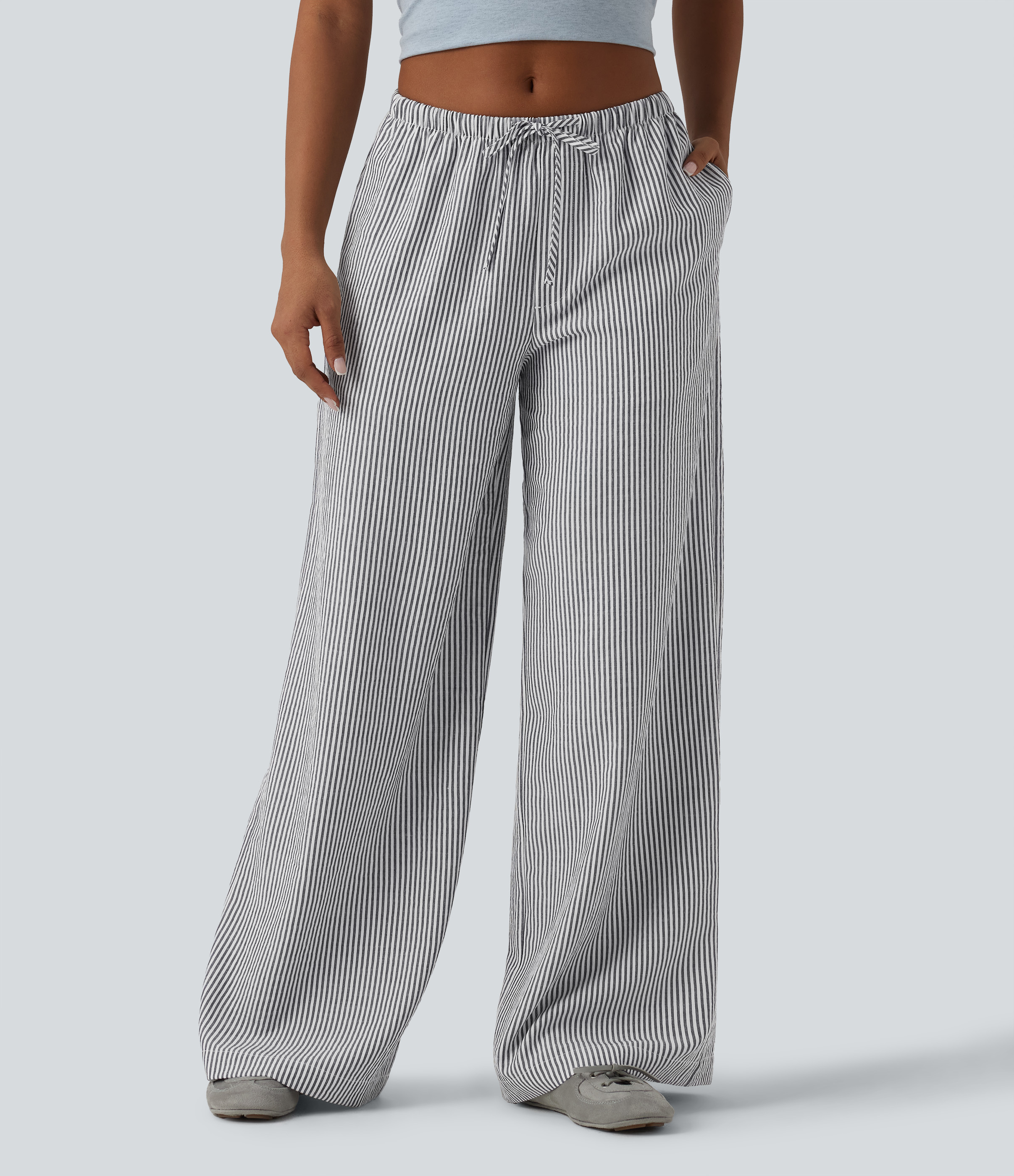 Hüftig geschnittene, gestreifte Freizeithose in Leinenoptik mit Kordelzug und Taschen