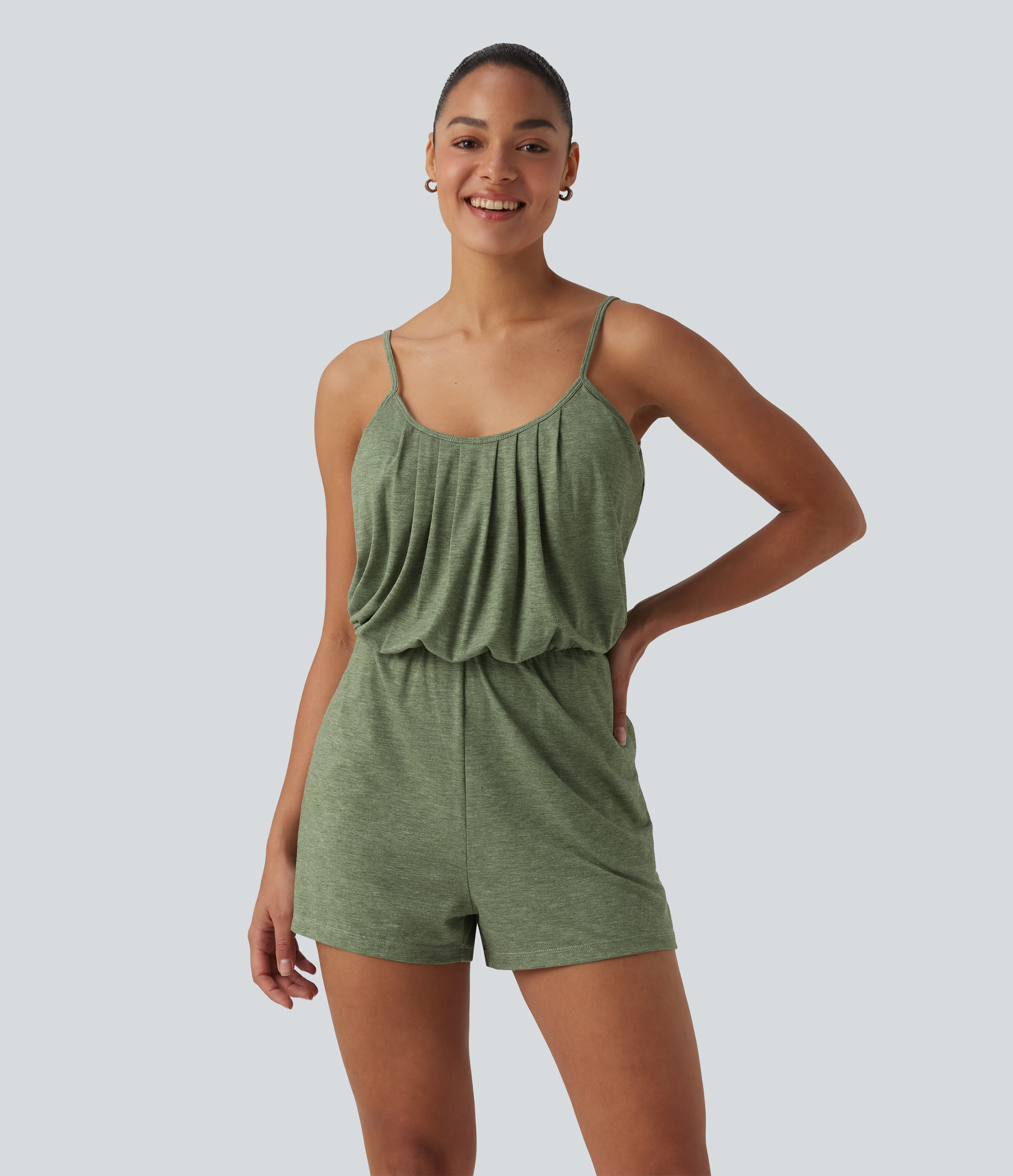 Mono casual con escote en U, tirantes ajustables, plisado, sujetador incorporado y bolsillos — Easy Peezy