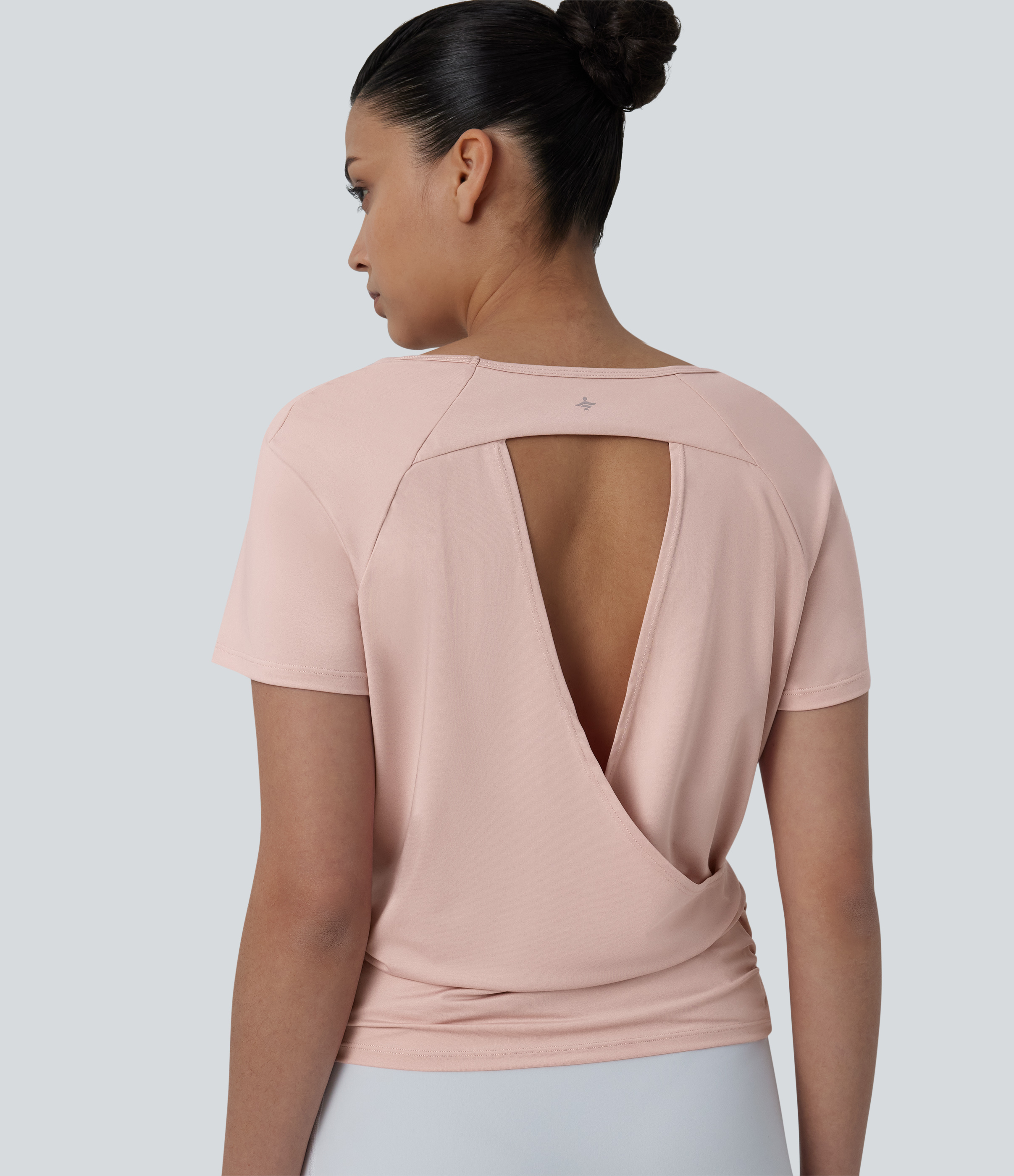 Top deportivo de yoga con cuello redondo, mangas raglán cortas, espalda con abertura y fruncido