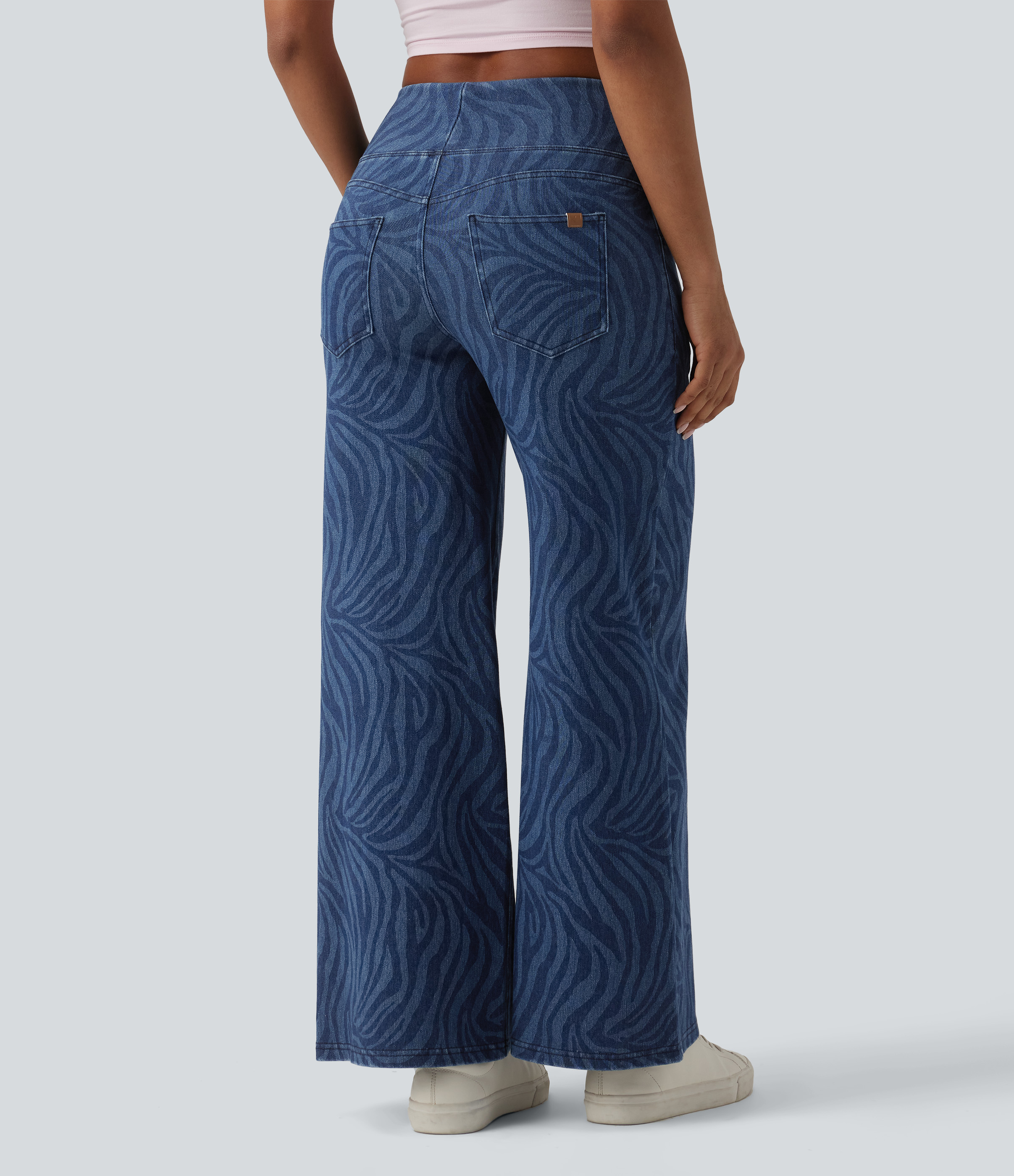 Zebra Stripe - Medium Dark Blue Halara Flex™ Jeans mit mittlerer Leibhöhe, bauchformend, mit Zebramuster, lässig, mit weitem Bein und Taschen. / 2