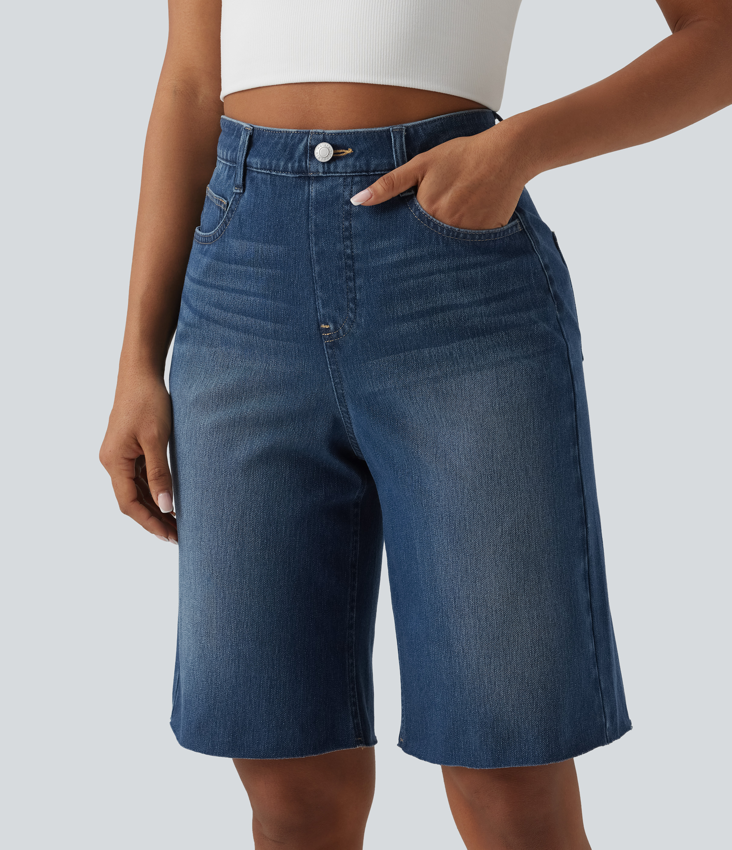 Halara Flex™ lässige Denim-Bermuda-Shorts mit hohem Bund, bauchformendem Effekt und Taschen