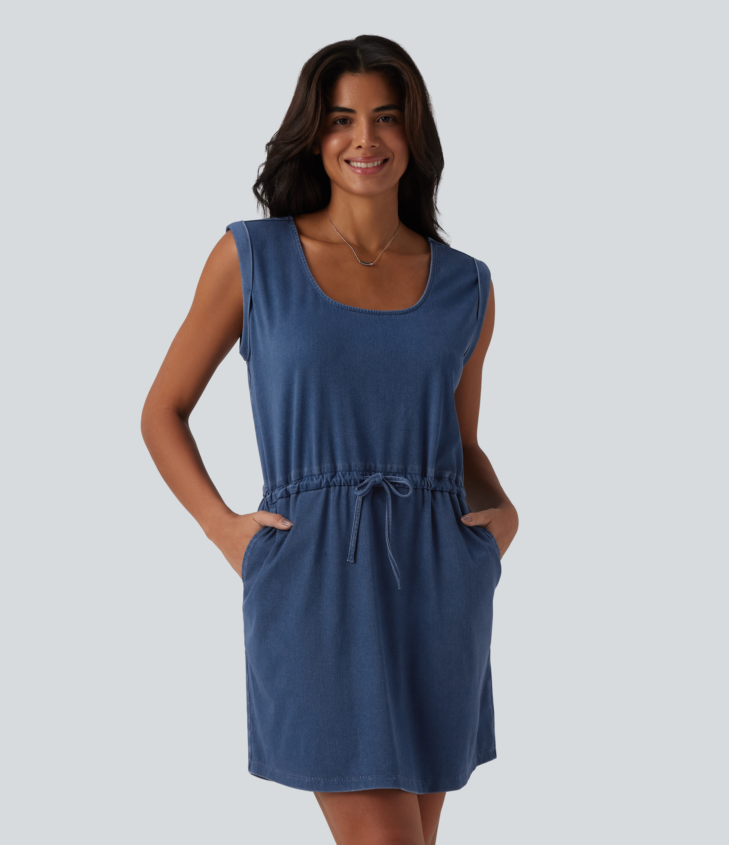 Halara Flex™ - Lässiges, ärmelloses Denim-Minikleid aus drapiertem Lyocell mit U-Ausschnitt, Seitentaschen und Kordelzug