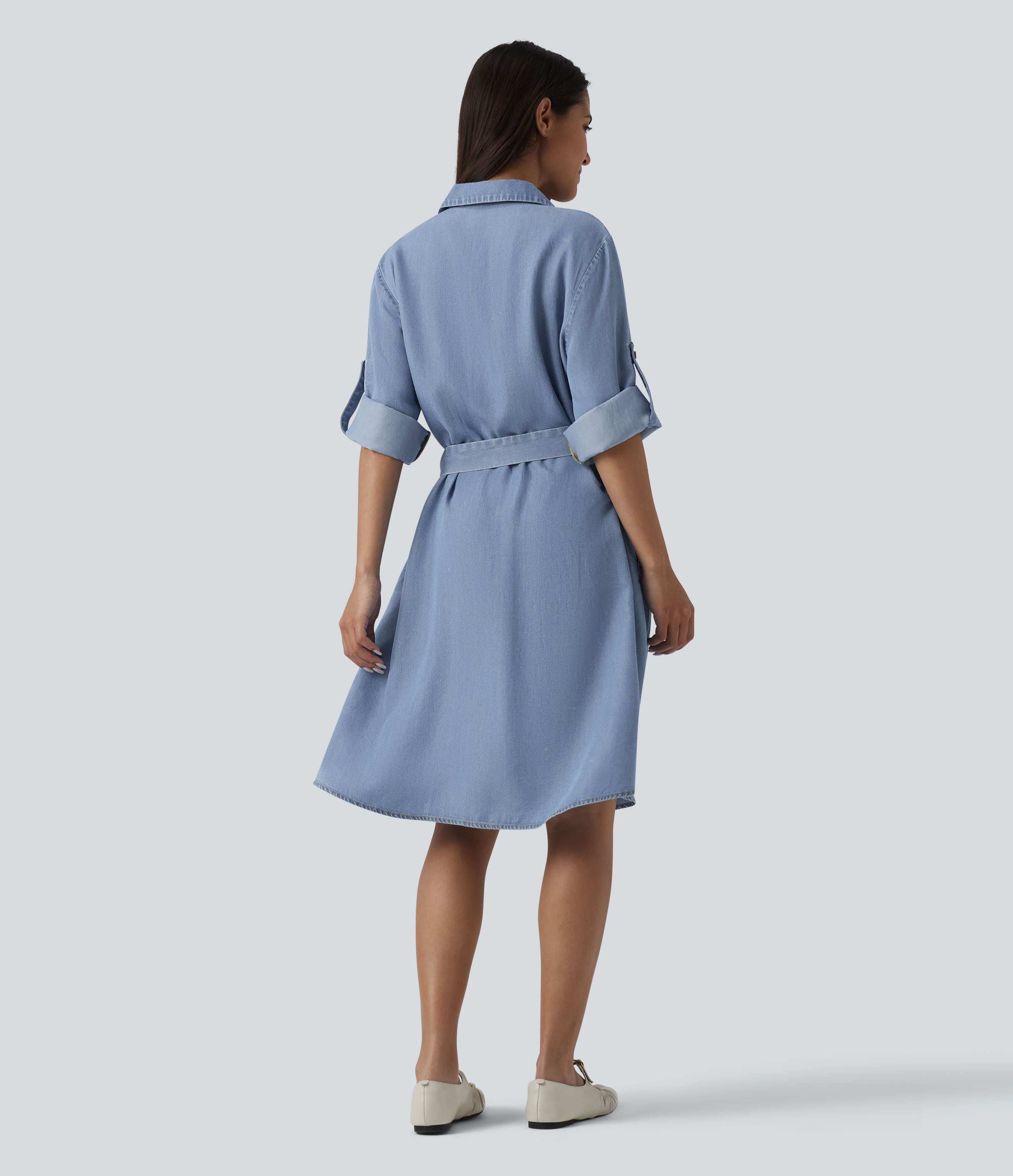 Blue Jasper Denim Lässiges Minikleid aus Denim mit V-Ausschnitt, mehreren Taschen, langen Ärmeln und Bindeband vorne / 2