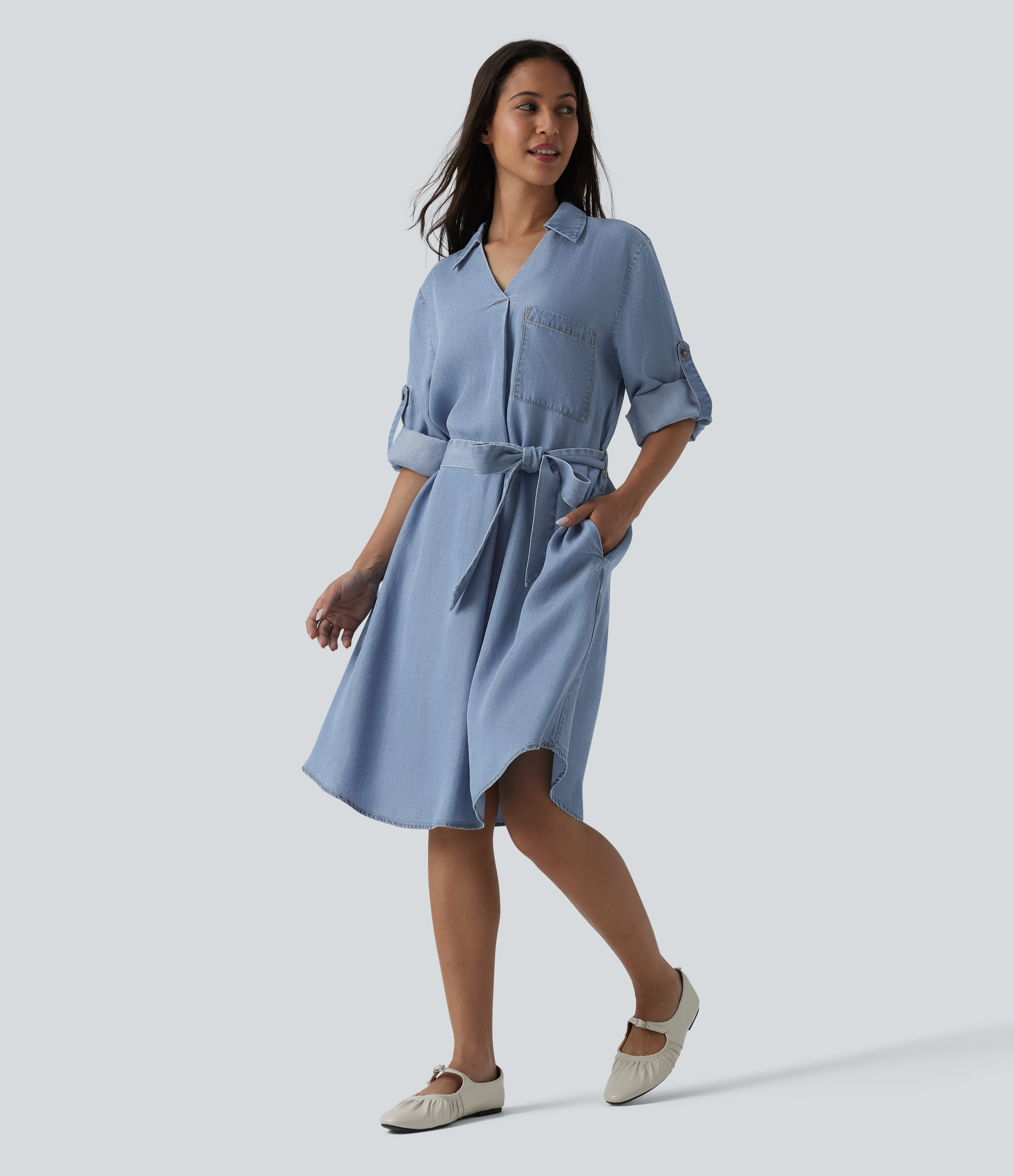 Lässiges Minikleid aus Denim mit V-Ausschnitt, mehreren Taschen, langen Ärmeln und Bindeband vorne