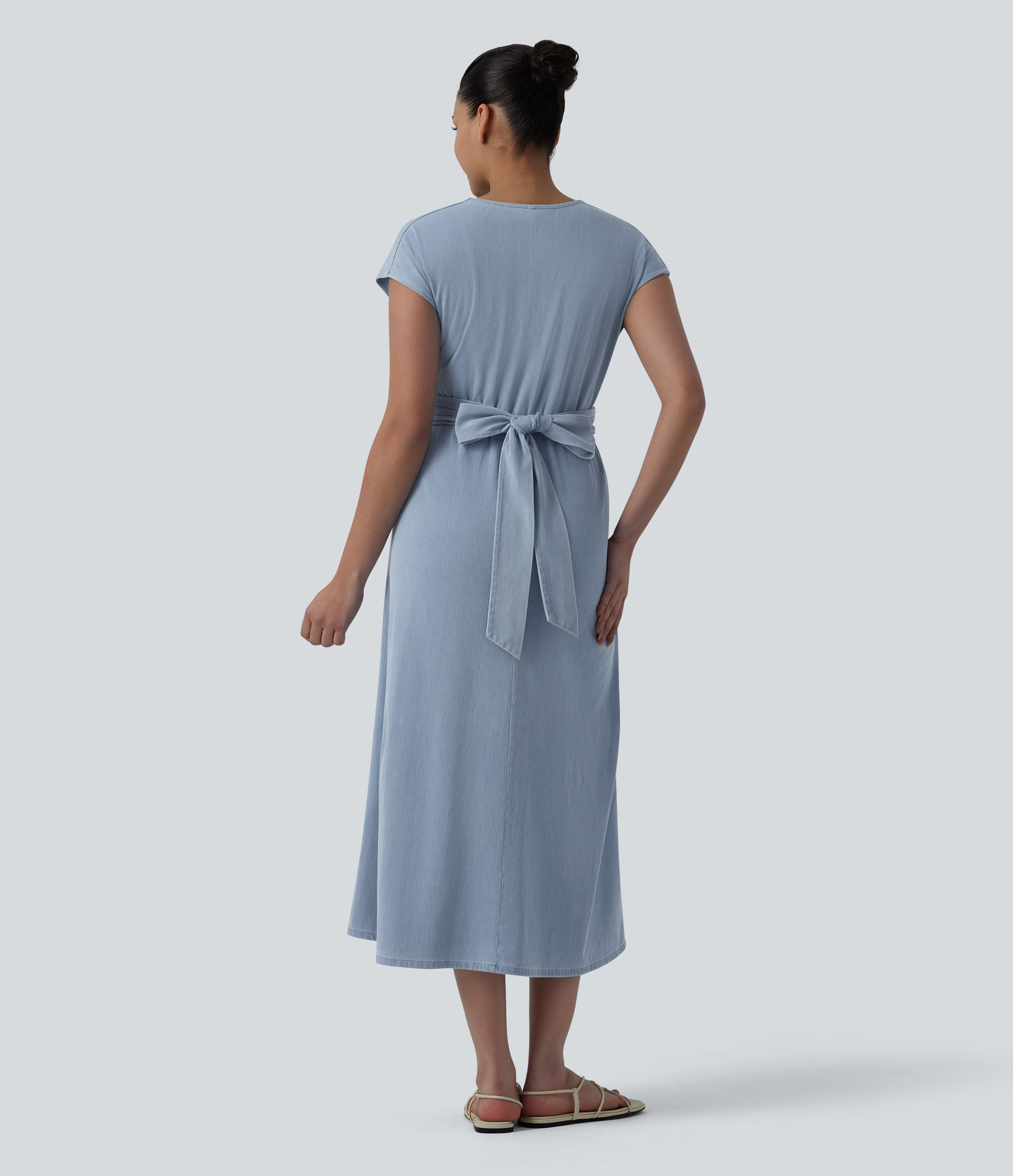 Baltic Sea Blue Denim Halara Flex™ - Lässiges Midikleid aus Denim mit V-Ausschnitt, Seitentaschen, kurzen Ärmeln und Bindeband hinten / 2