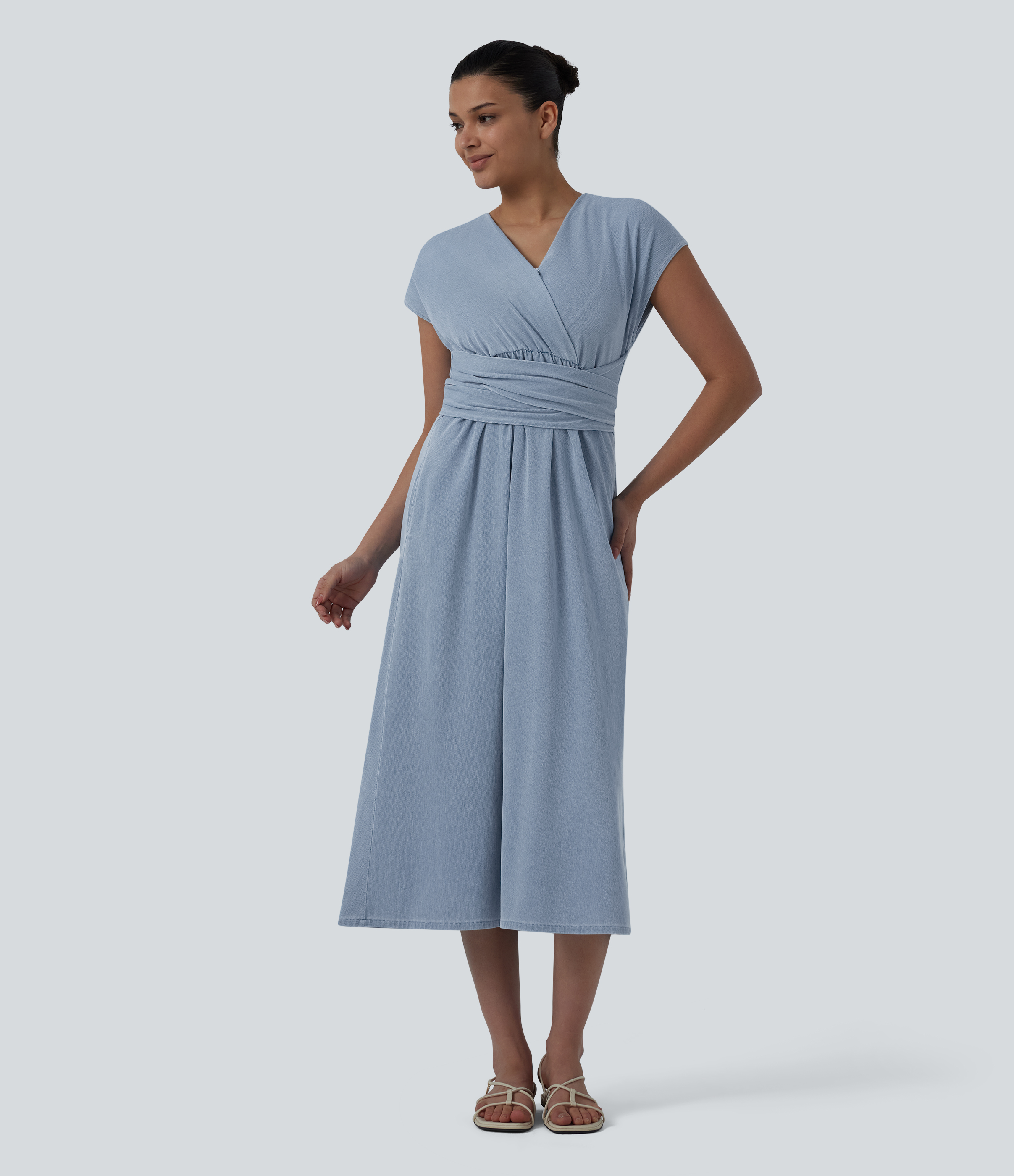 Halara Flex™ - Lässiges Midikleid aus Denim mit V-Ausschnitt, Seitentaschen, kurzen Ärmeln und Bindeband hinten