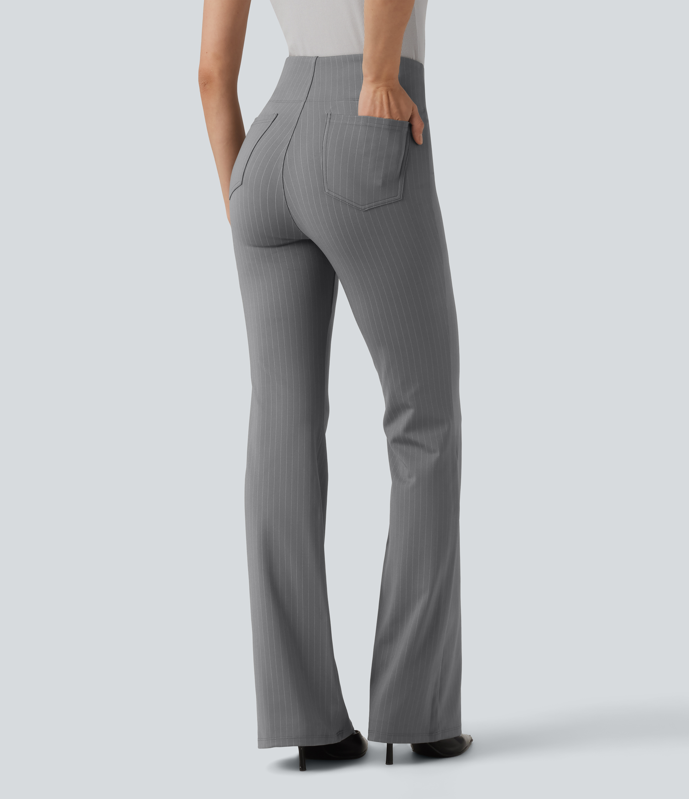 Ausgestellte Bürohose mit hohem Bund, Gesäßtaschen und Streifen