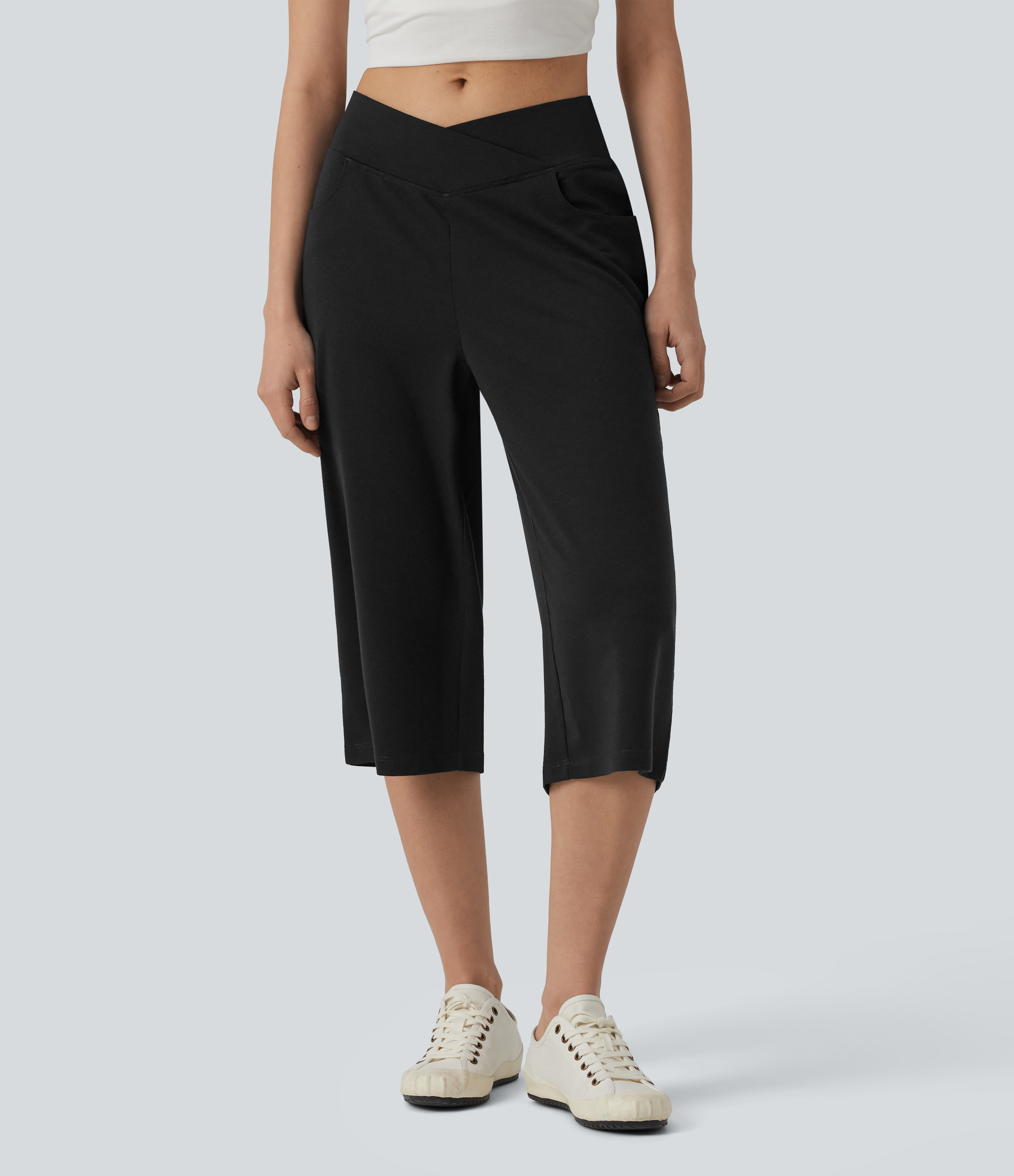 Lässige Caprihose mit weitem Bein, mittelhohem, überlappendem Bund und Taschen