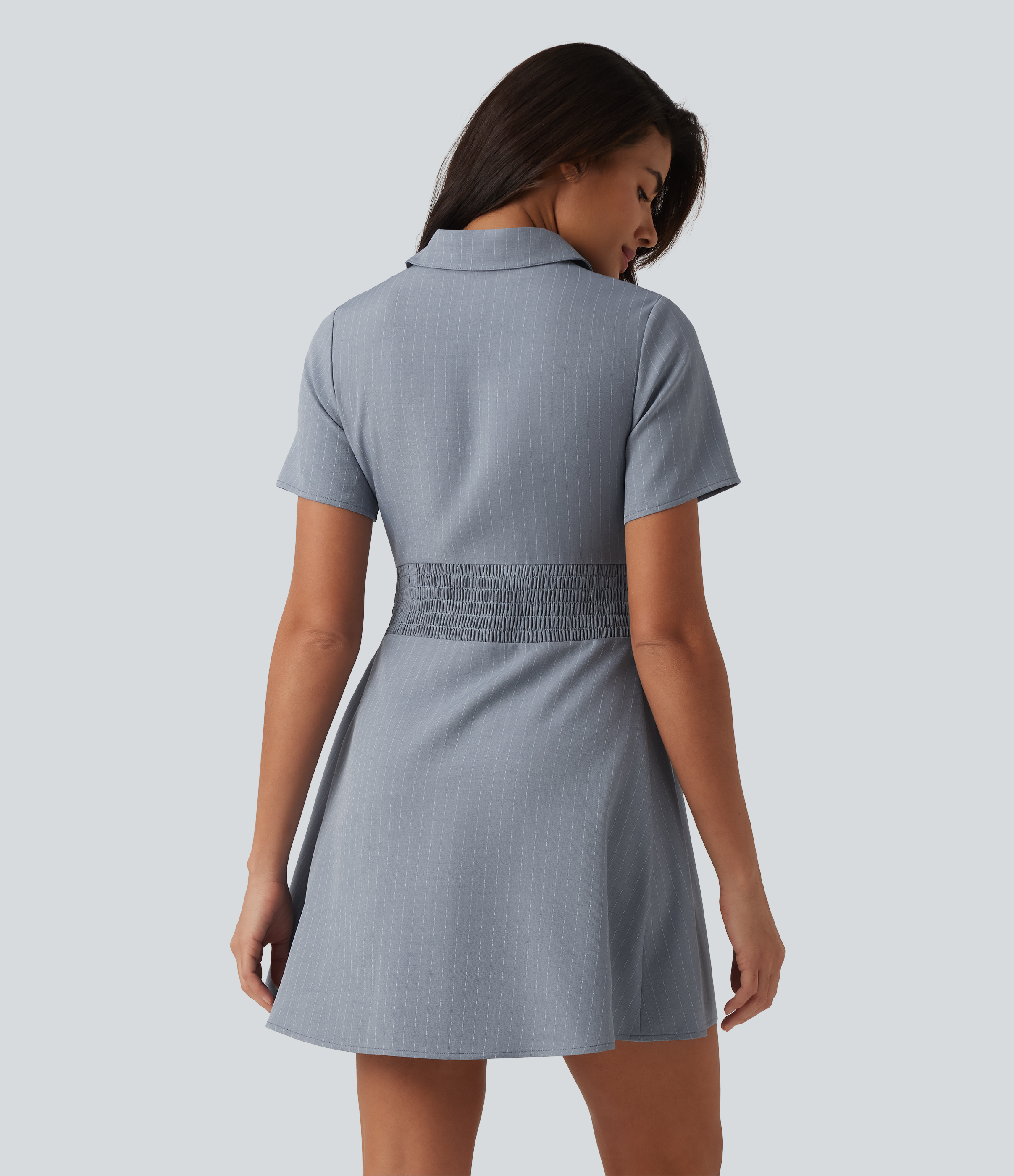 Frostline Grey Lässiges, gerafftes Hemdkleid mit Kragen und kurzen Ärmeln, Streifen und tailliertem Schnitt / 2