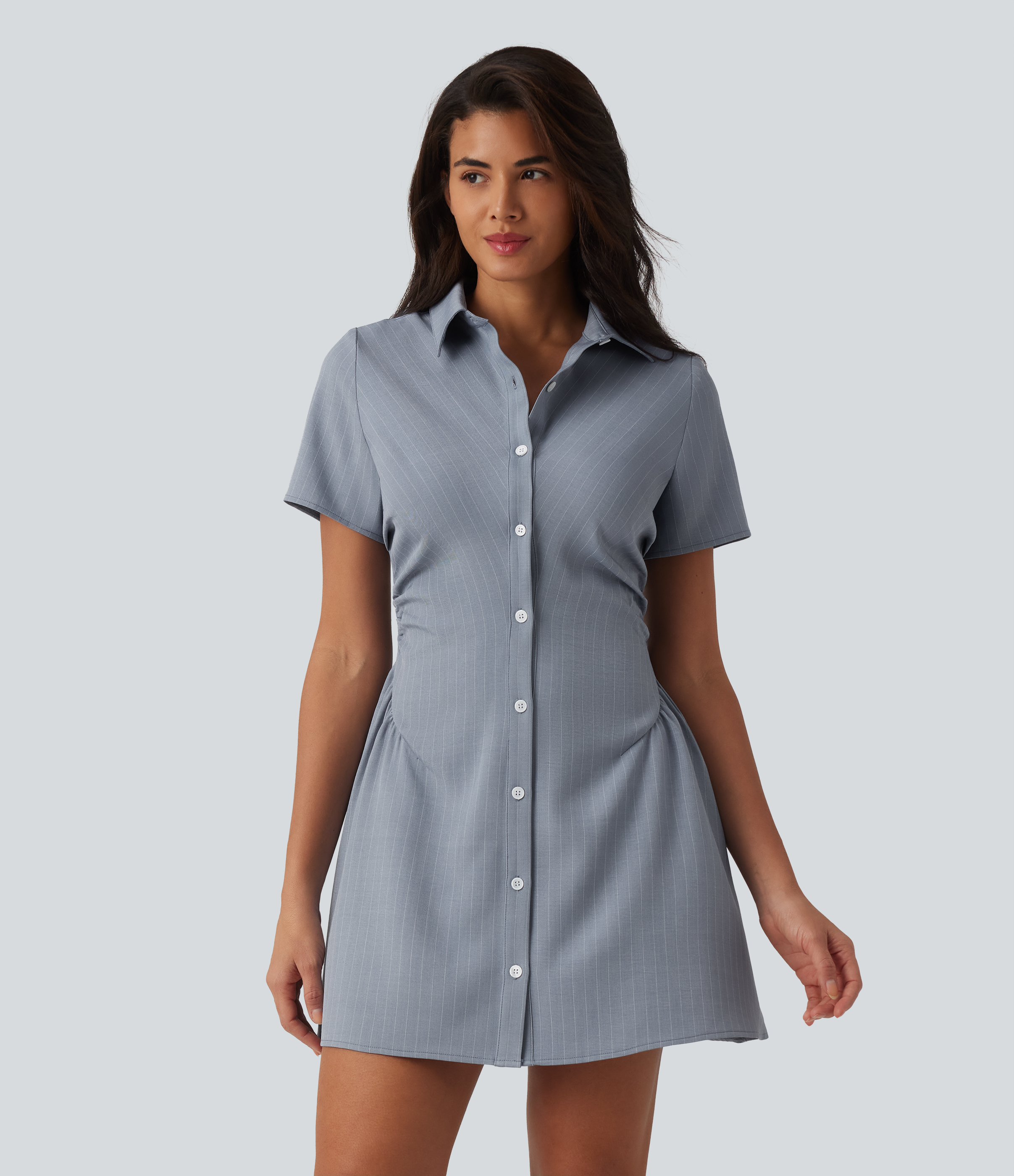 Lässiges, gerafftes Hemdkleid mit Kragen und kurzen Ärmeln, Streifen und tailliertem Schnitt