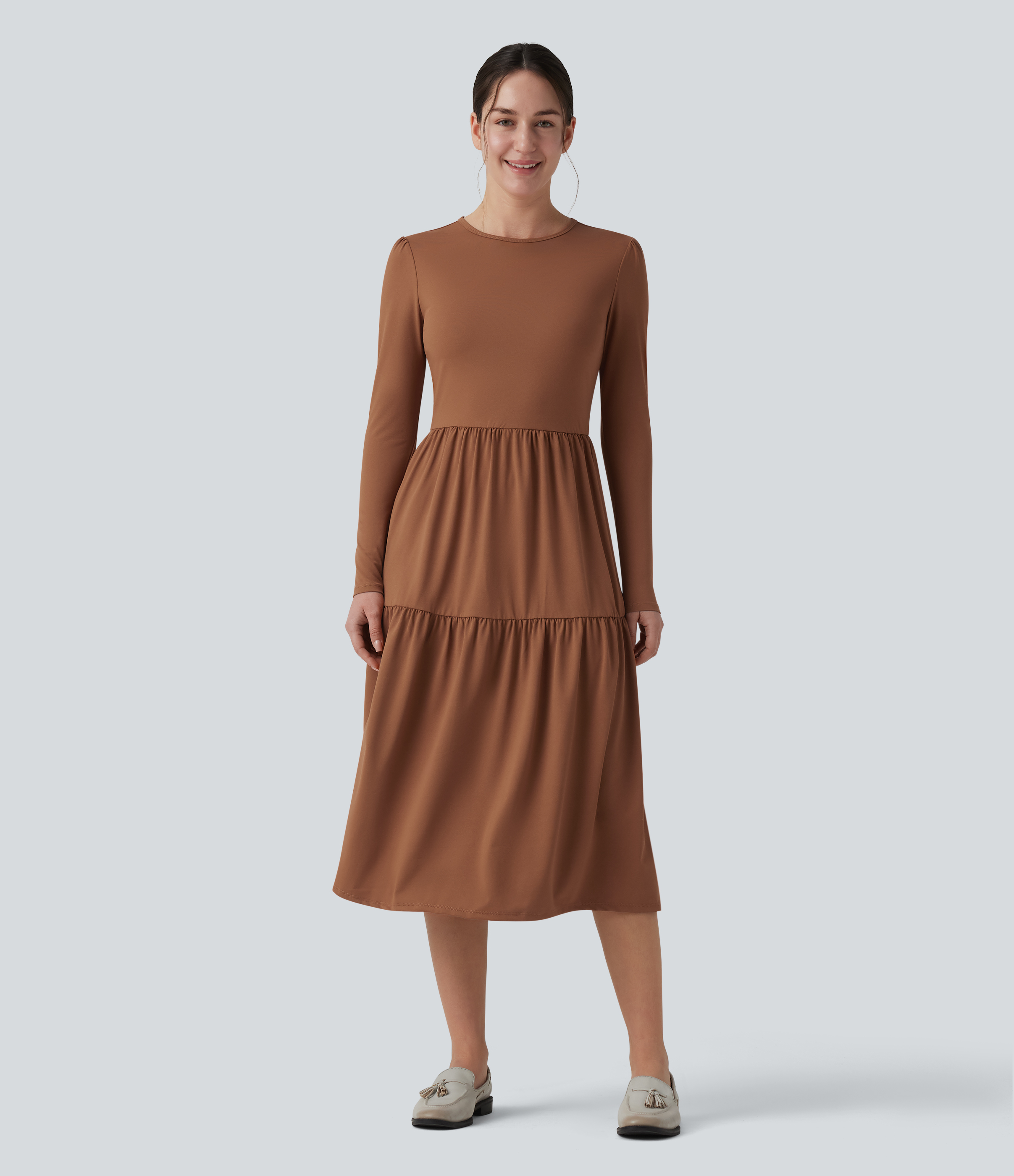 Arbeits-Midikleid mit Rundhalsausschnitt, langen Ärmeln und gestuftem Saum