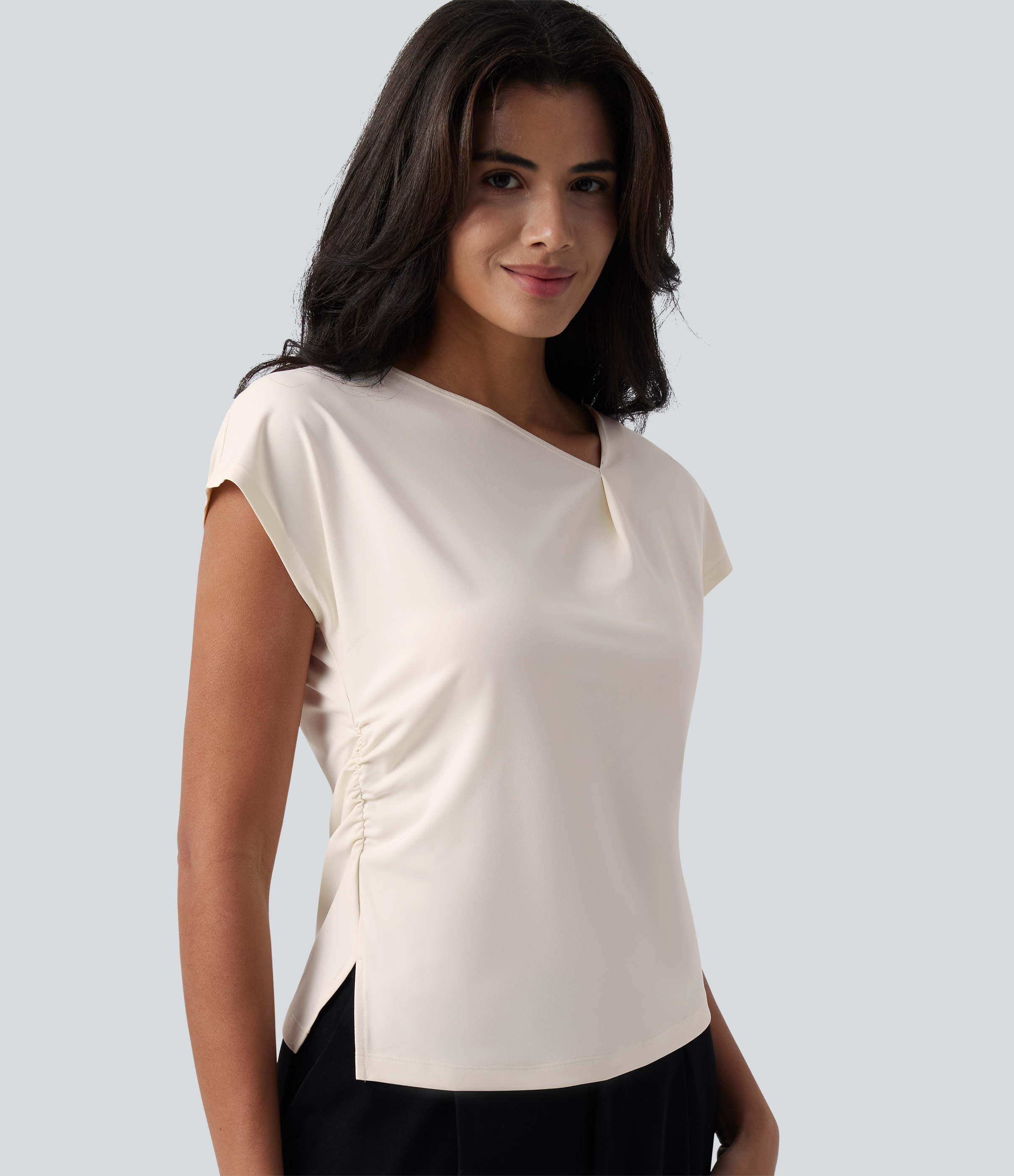 Chemisier de travail froncé à encolure cascade, manches courtes et ourlet fendu