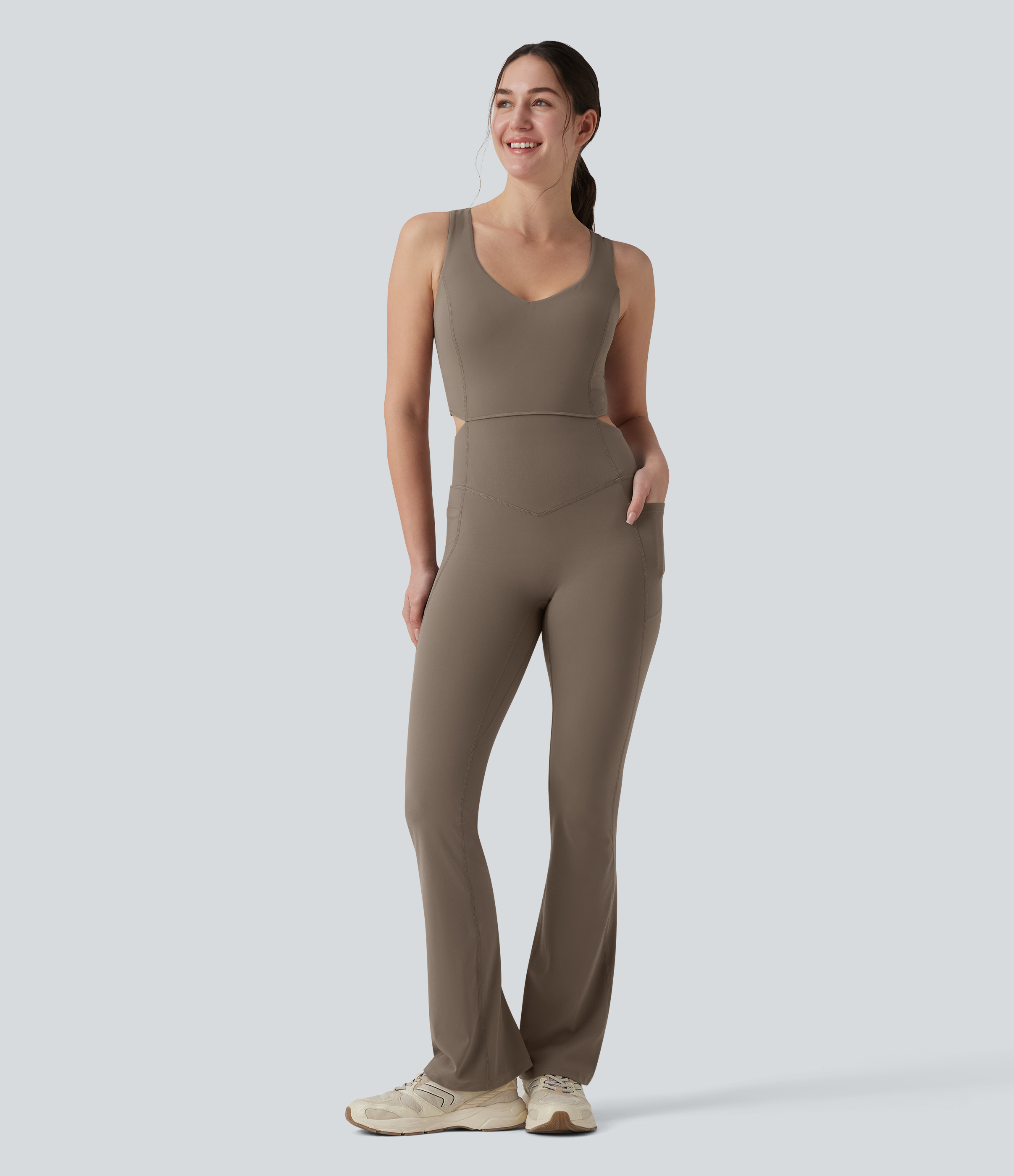 Dawn Brown Halara UltraSculpt™ Jumpsuit mit überkreuzten Trägern, rückenfrei, bauchformend, po-hebend, mit Raffung, nicht abnehmbarem Polster — Workout-Jumpsuit mit Flare-Bein und Taschen — Easy Peezy / 2