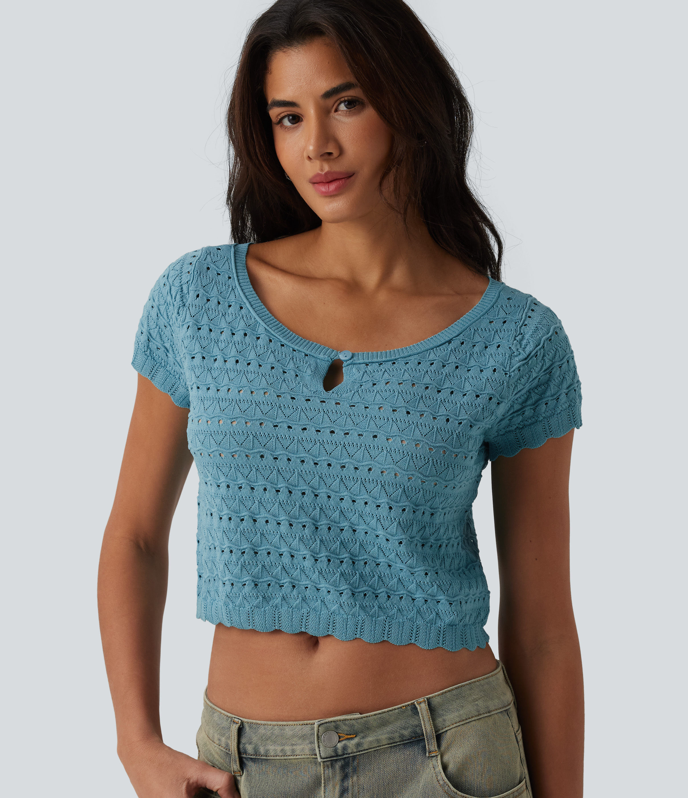 Casual cropped sweater with a V-neck and short sleeves