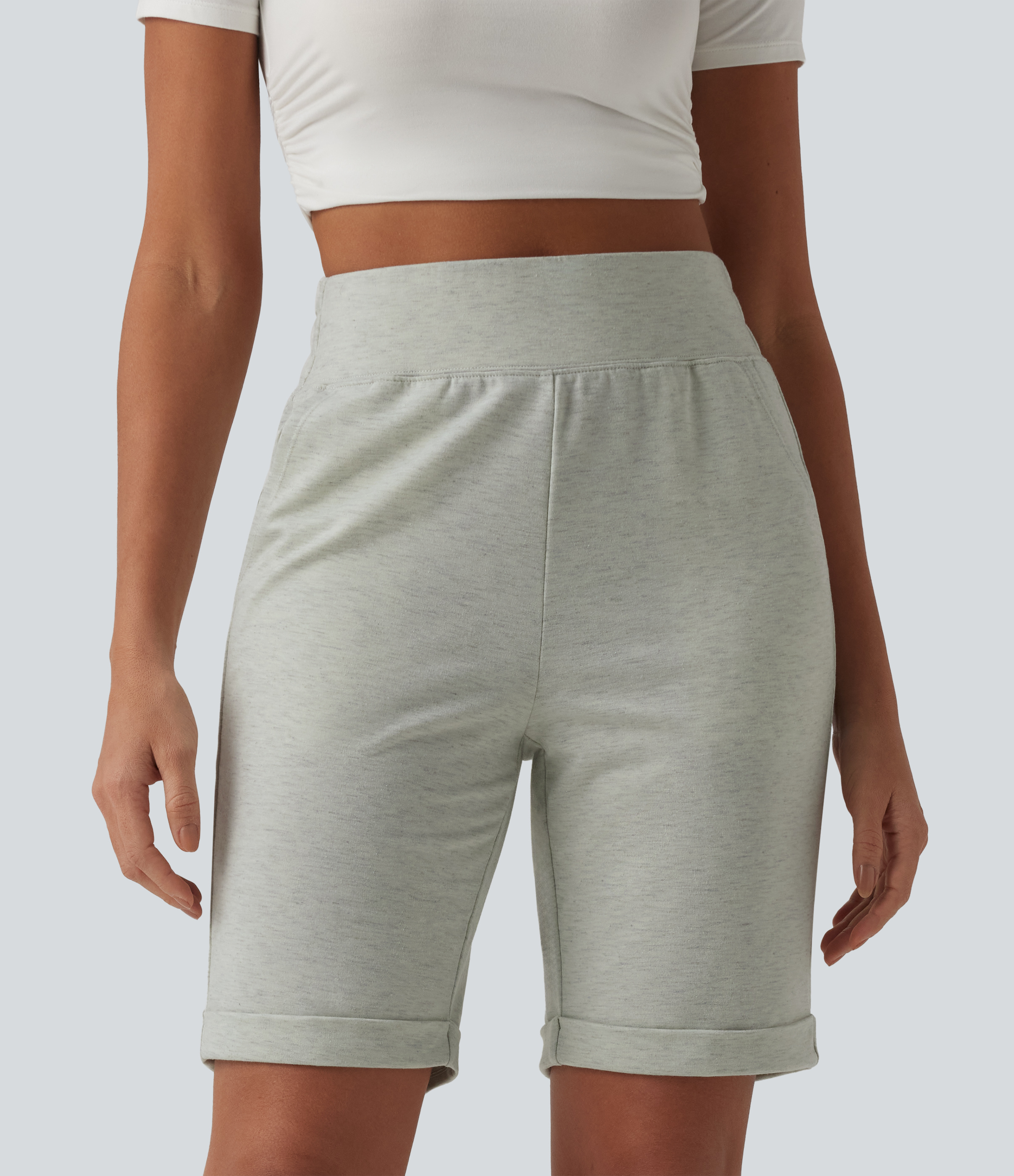 Lässige High-Waist-Sweatshorts mit umgekrempeltem Saum und Taschen
