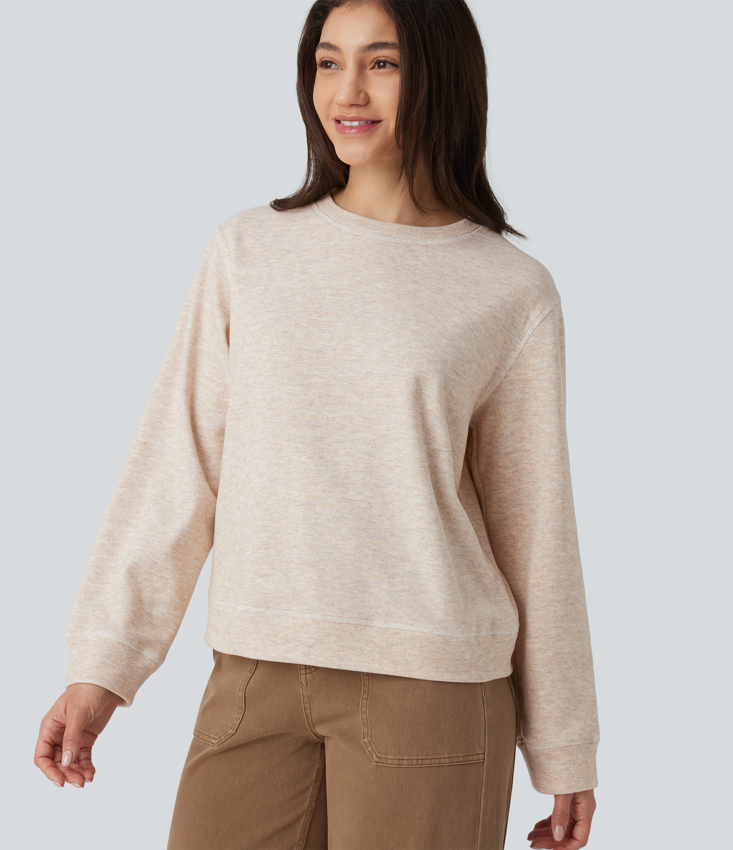 Lässiges meliertes Sweatshirt mit Rundhalsausschnitt, langen Ärmeln und dekorativen Steppnähten.