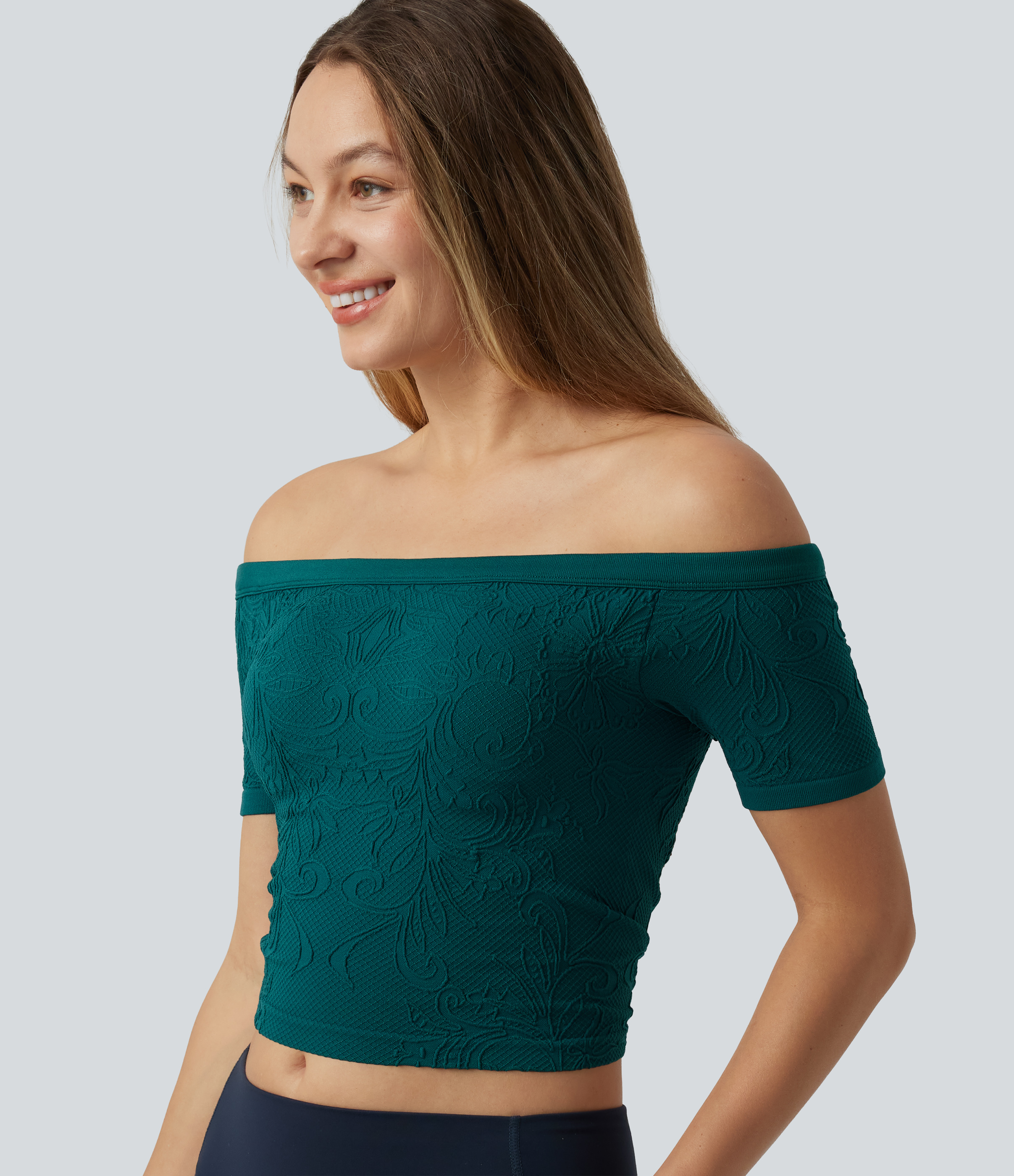 Spruced-up OneForm Seamless Flow — top de sport court (cropped) pour yoga, épaules dénudées (off-shoulder), manches courtes, brassière intégrée / 1