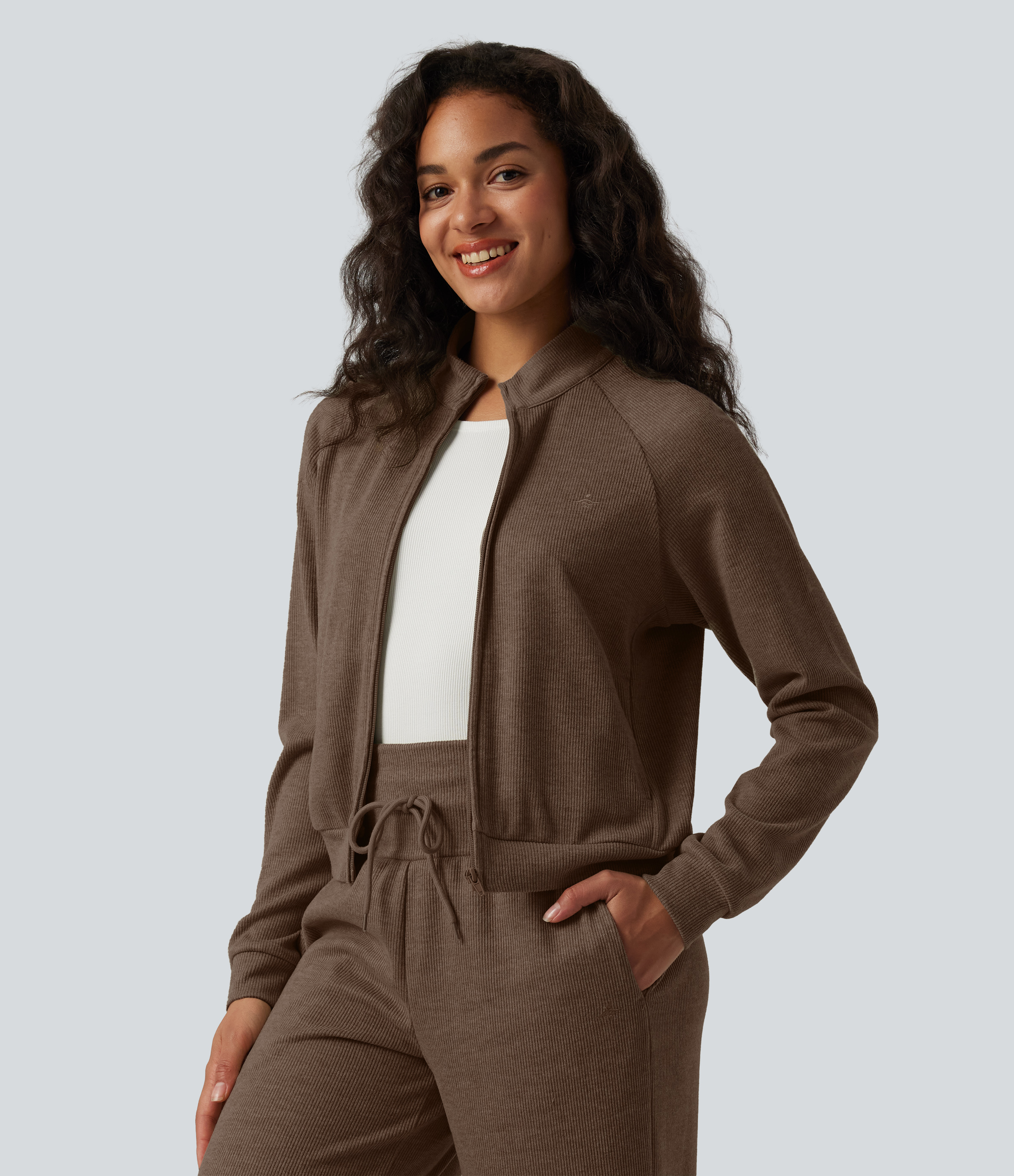 Veste casual côtelée à col montant, manches longues et fermeture zippée avec poches