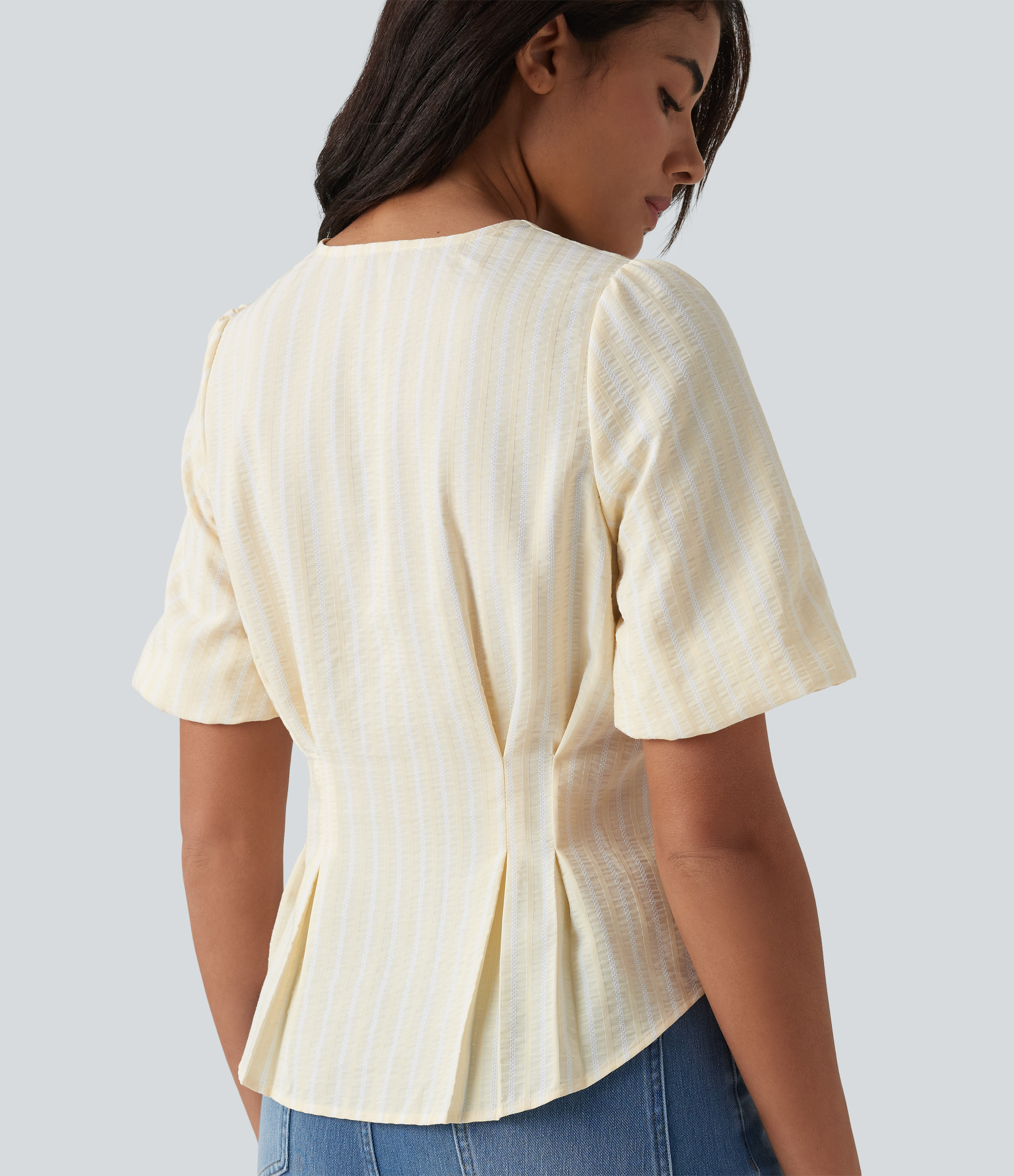 Lässige, gestreifte Bluse mit V-Ausschnitt und halblangen Puffärmeln.