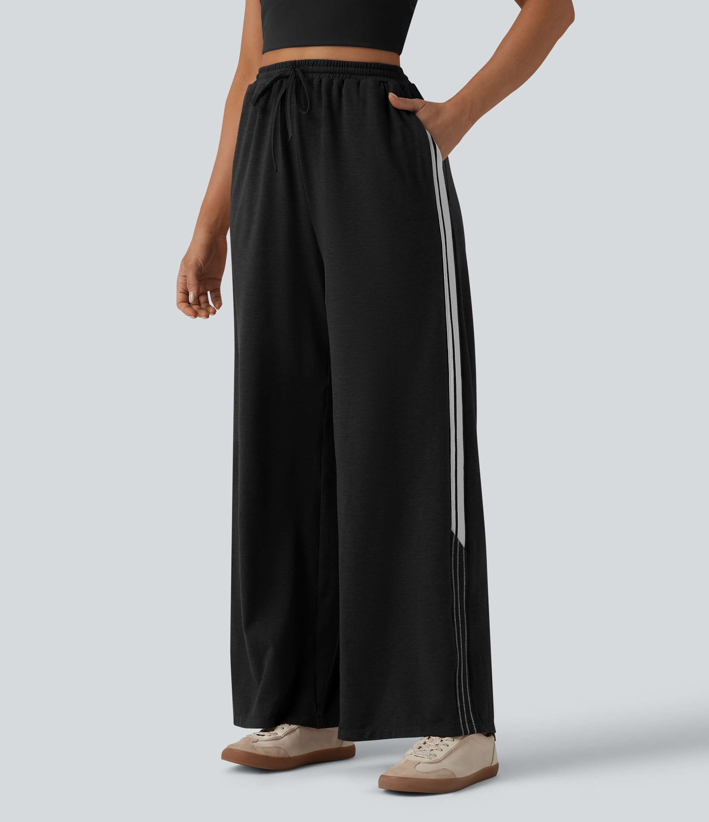 Hoch geschnittene, mit Kordelzug versehene, lässig weite Hose mit Color-Block-Streifen und Taschen