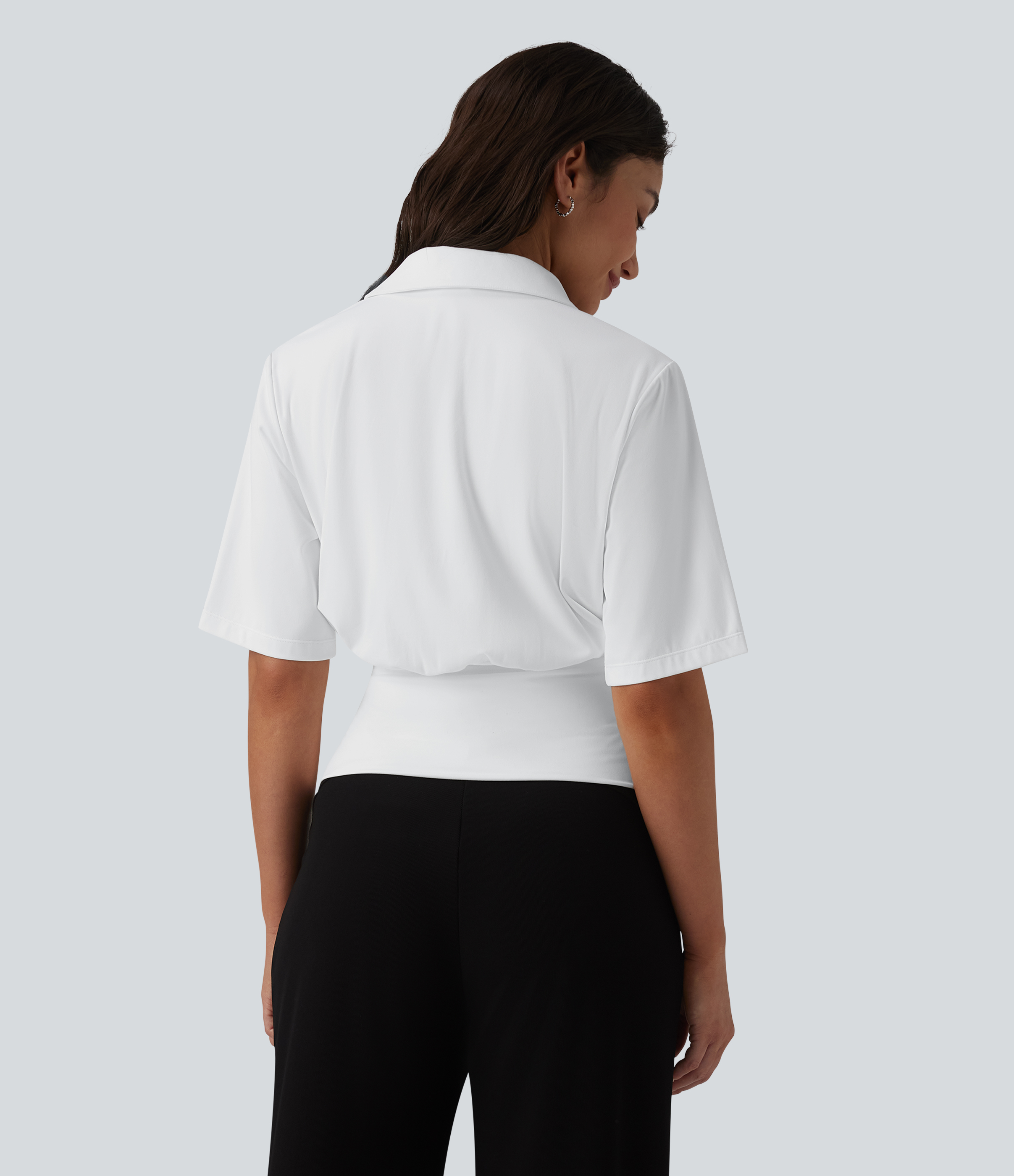 Blanco SoftlyZero™ top de trabajo con solapa, manga corta y cintura entallada / 2