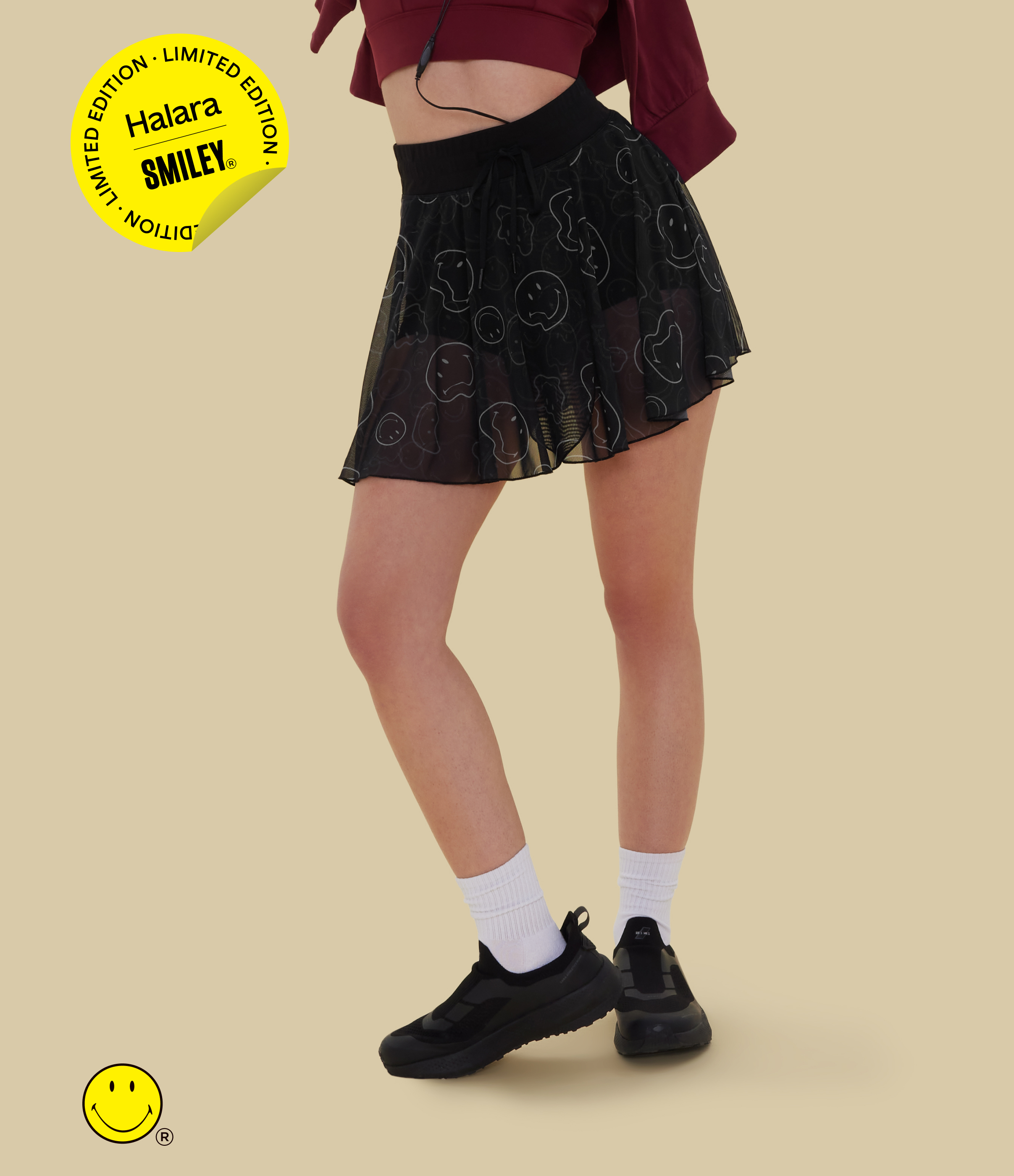 Halara X Smiley® - Minifalda informal y fluida 2 en 1 de malla en contraste con cintura alta, bolsillos laterales y cordón ajustable.