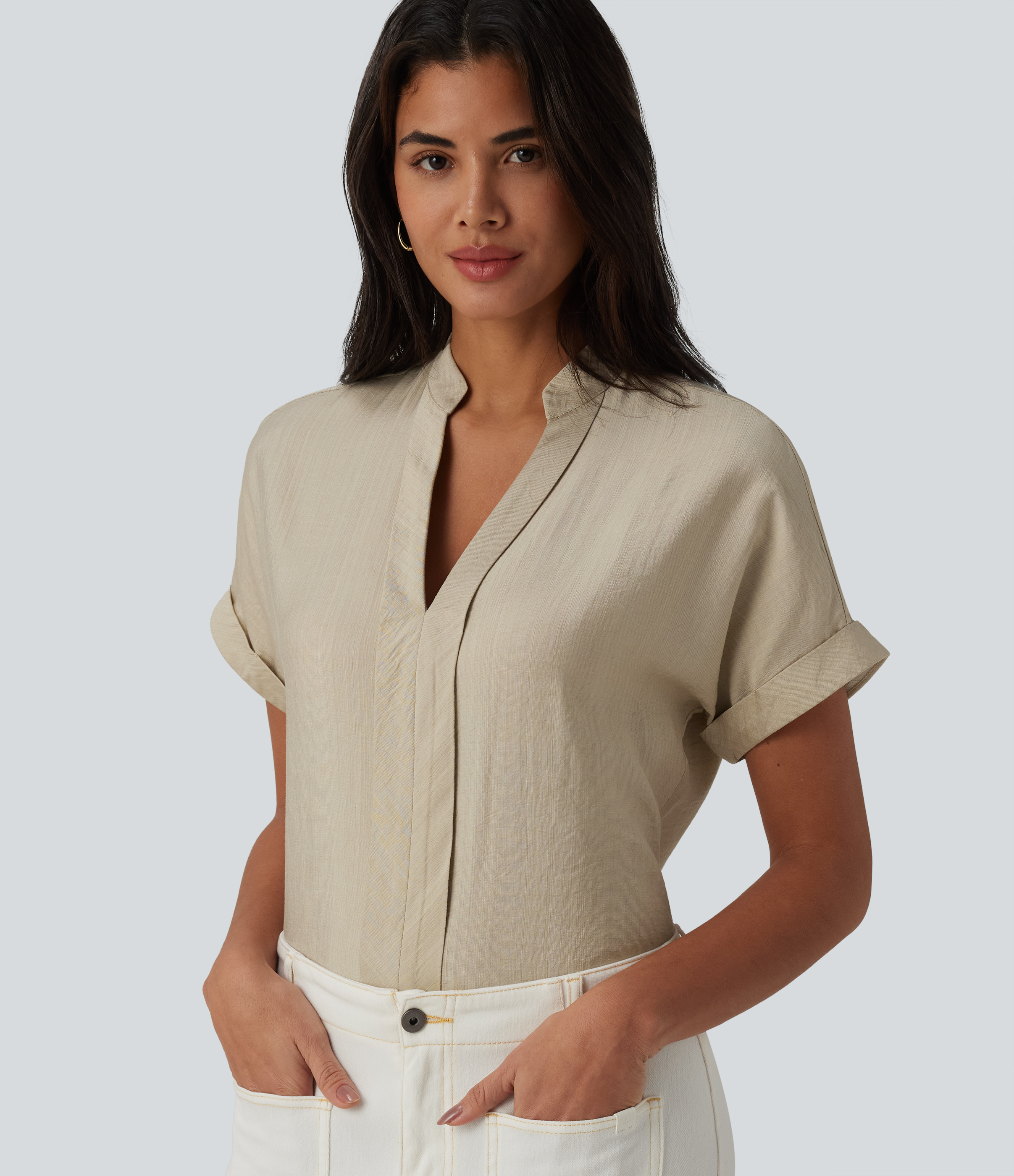 Chemise col V manches courtes aspect lin pour le bureau