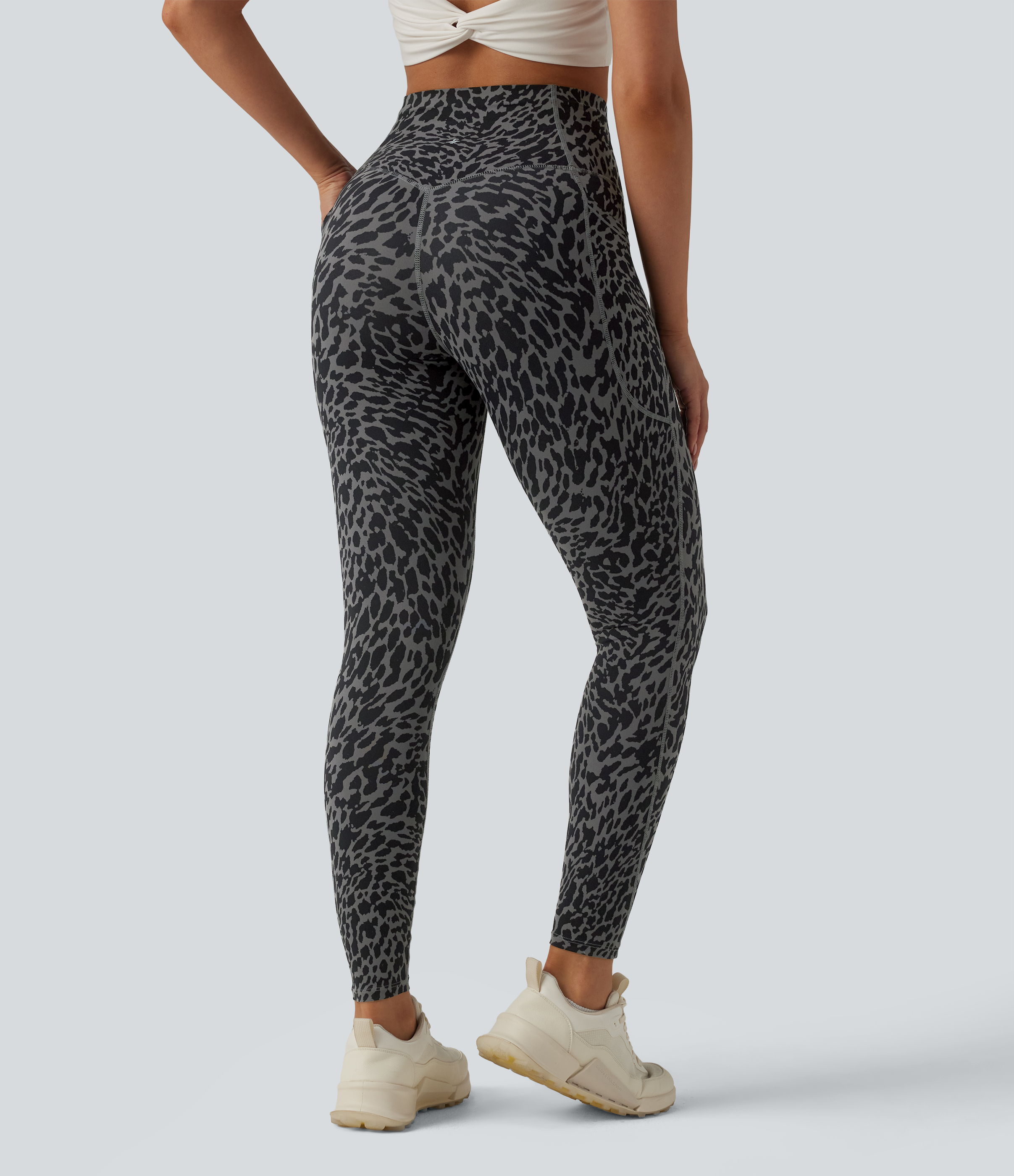 Storm Blur Halara UltraSculpt™ leggings 7/8 con estampado de leopardo, cintura alta, control abdominal moldeador para running, con bolsillos / 2
