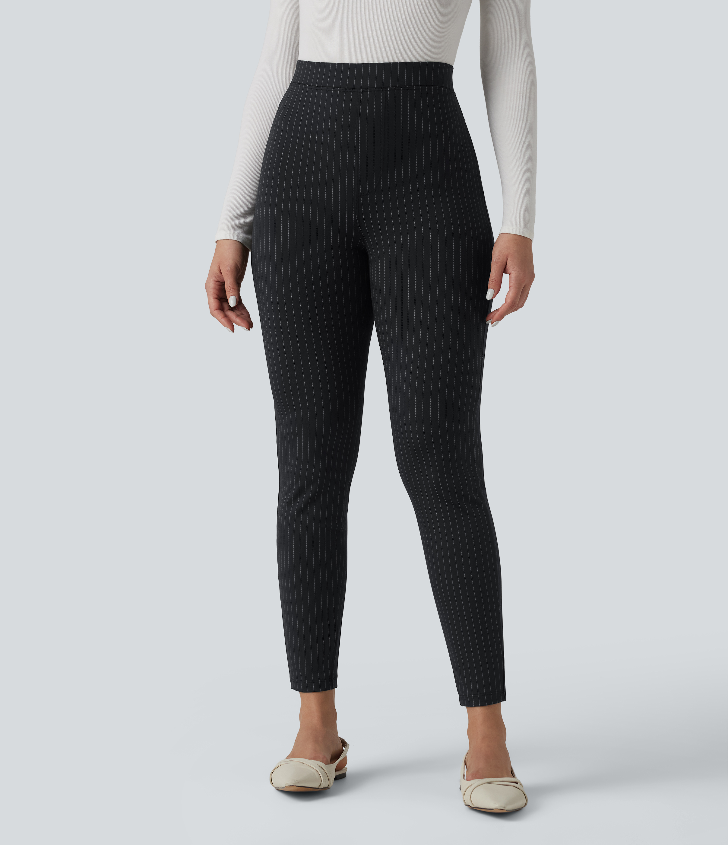 Hochgeschnittene, schmal geschnittene Arbeitshose mit Streifen und Taschen