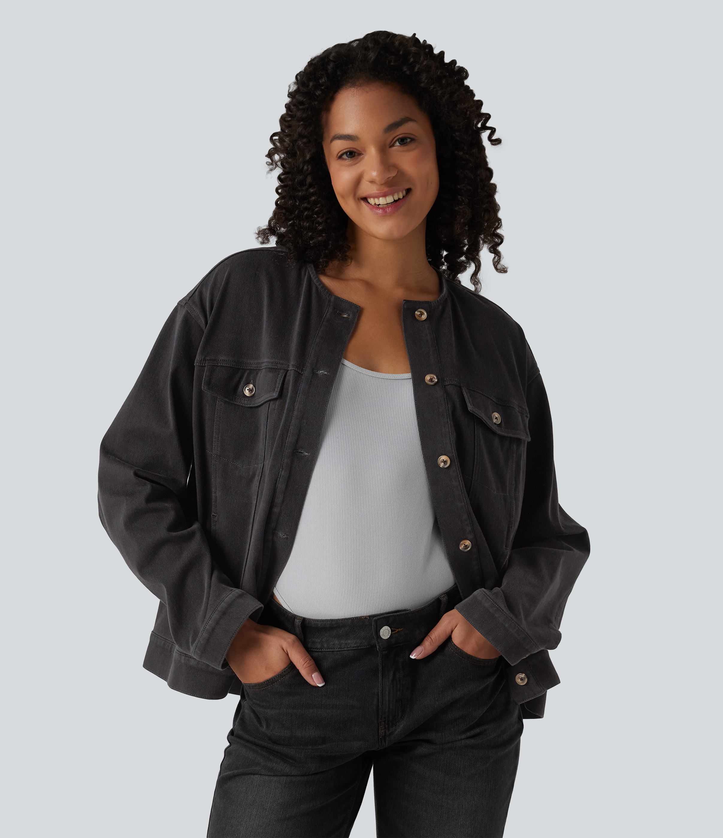 Halara Flex™ - Lässige Jeansjacke mit Rundhalsausschnitt, Brusttaschen und langen Ärmeln