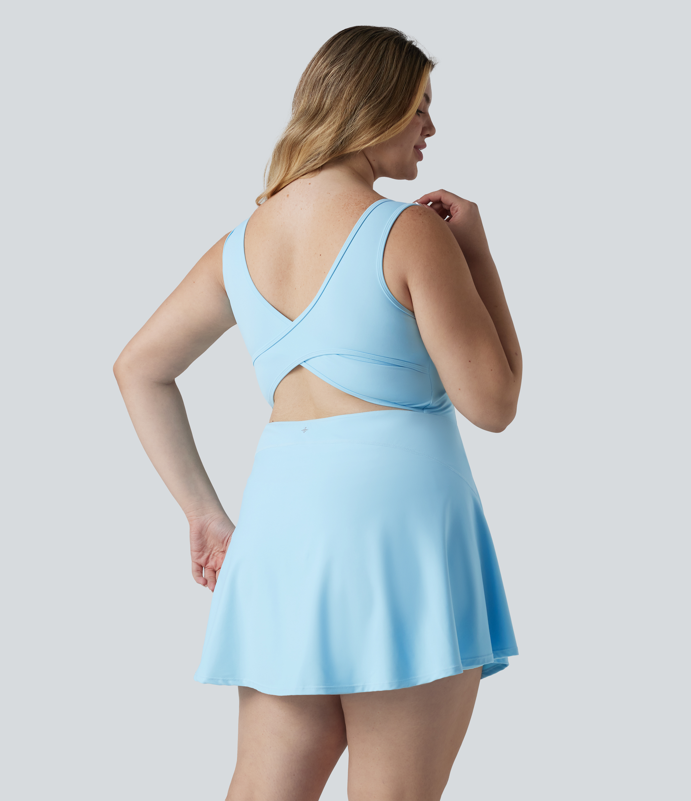 Spun Sugar Talla grande SoftlyZero™ con escote en U aireado y sujetador incorporado, vestido activo mini de yoga 2-en-1 InstantCool con bolsillos — Edición Easy Peezy / 2