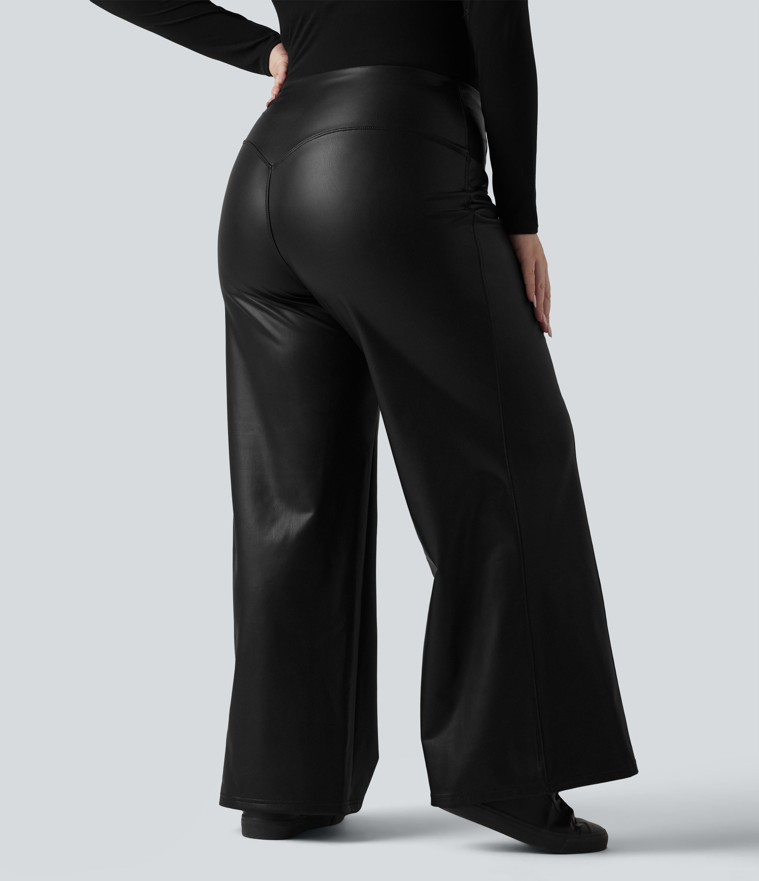 Schwarz Lässige Hose aus elastischem Kunstleder mit hohem Bund, Seitentaschen und Bauchkontrolle - Plus-Size / 2