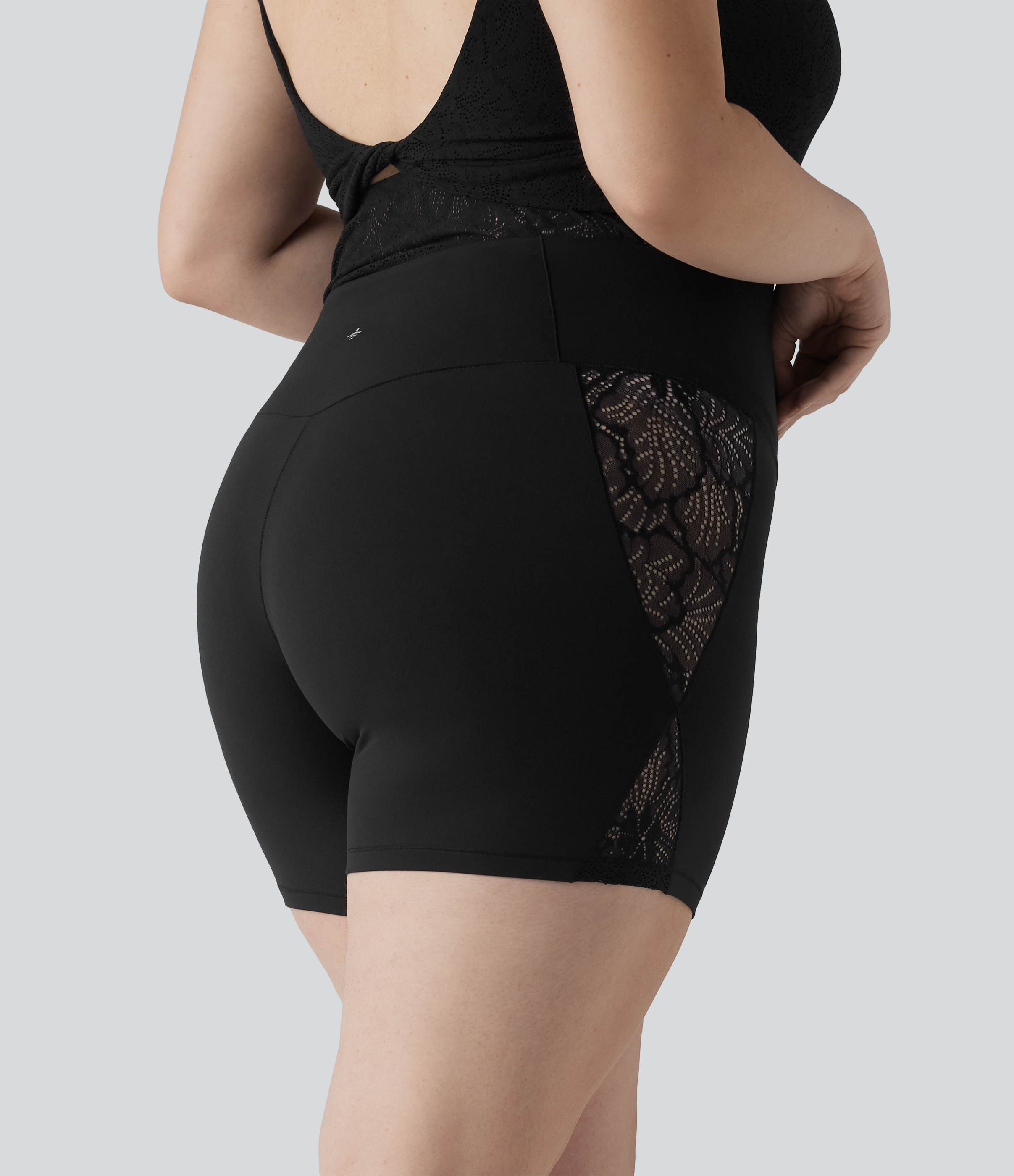 Noir Grande taille SoftlyZero™ Cycliste de yoga taille haute croisée 12,5 cm avec dentelle contrastée, poche et protection UPF 50+ / 2