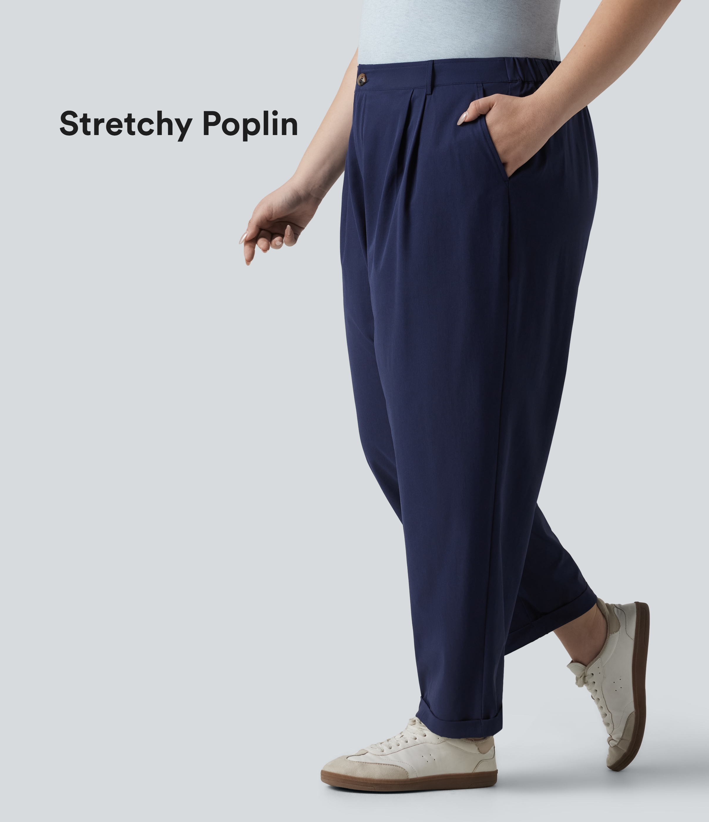 Lässige, plissierte, konisch zulaufende 7/8-Hose aus elastischem Popeline mit hohem Bund, mehreren Taschen und umgeschlagenem Saum - Plus-Size