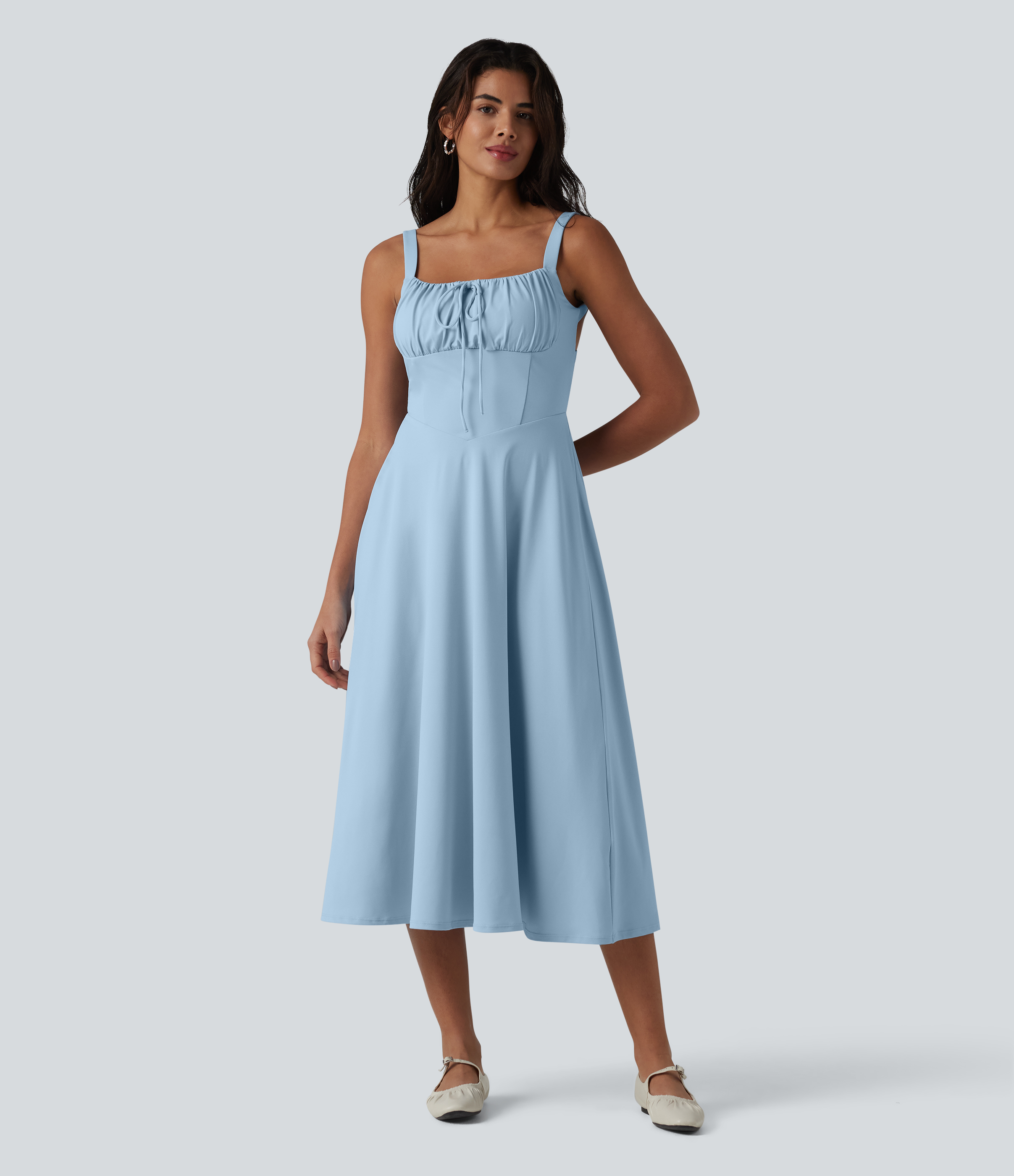 Ärmelloses, gerafftes Midikleid mit eckigem Ausschnitt, integriertem BH und überkreuztem Rückendesign