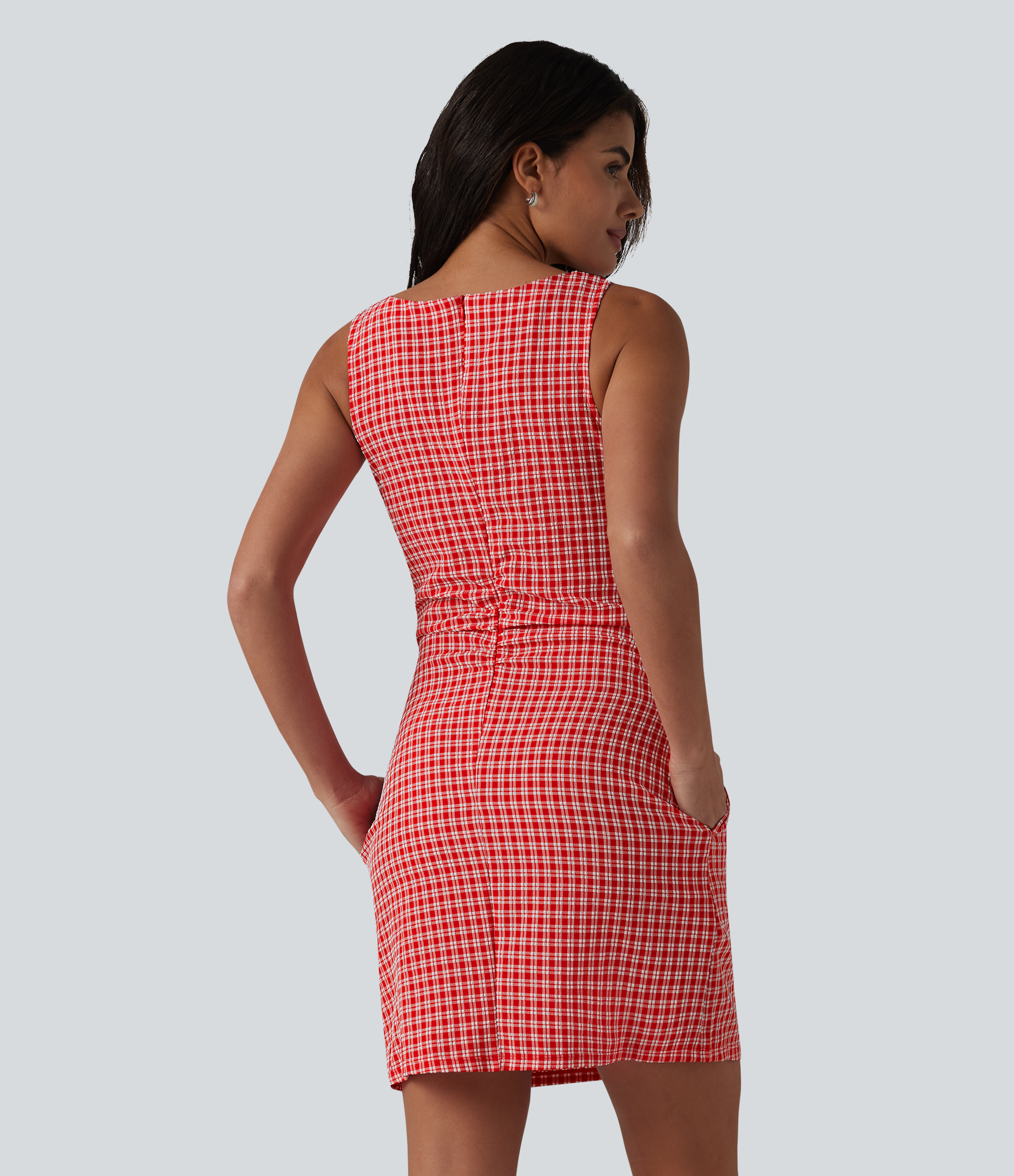 Cherry Crush Ärmelloses, lässiges Mini-Kleid im Vichy-Karo mit U-Boot-Ausschnitt und Taschen / 2