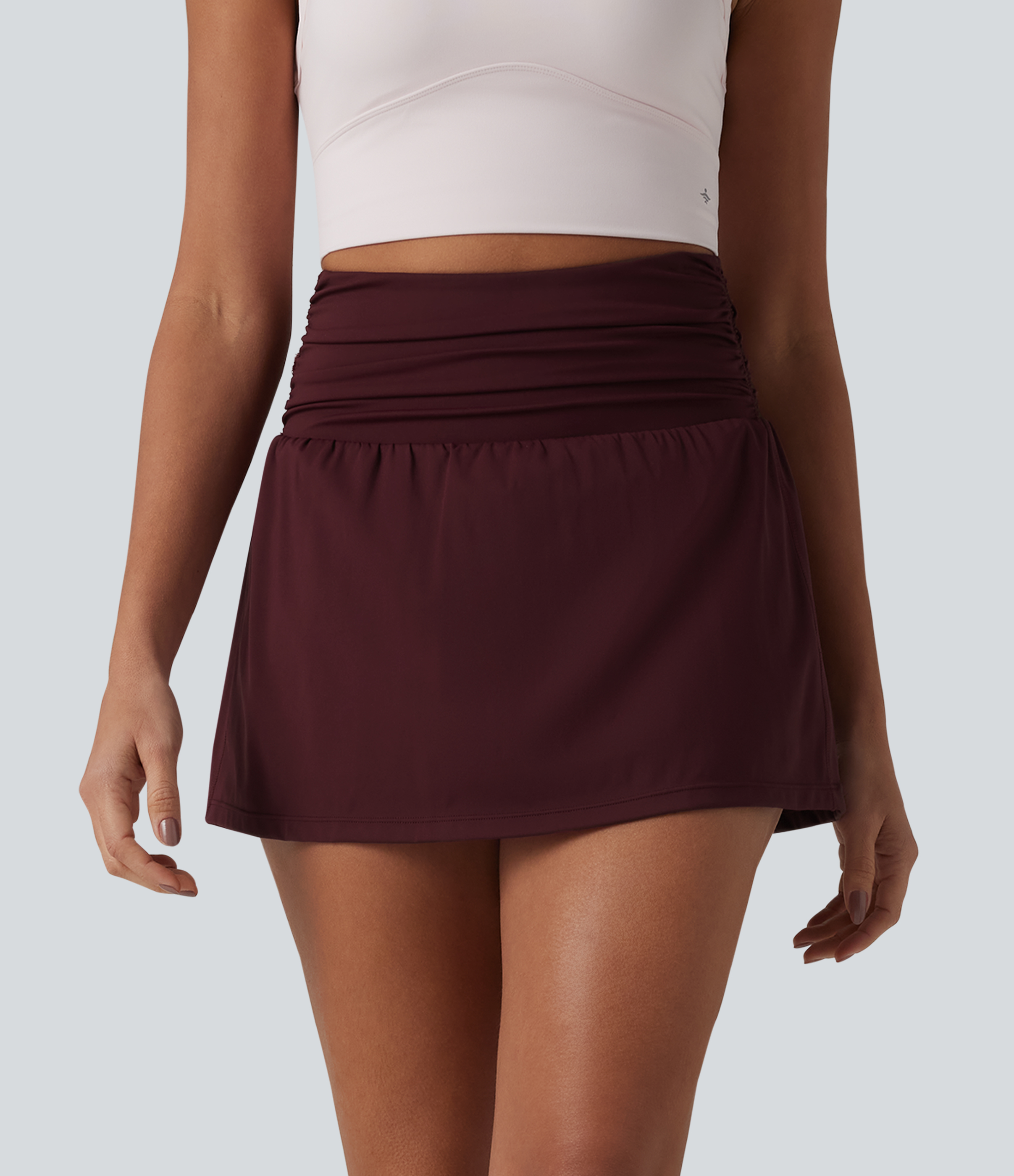Berry Red Jupe de tennis SoftlyZero™ Airy mini 2-en-1 gainante froncée taille haute à effet frais InstantCool et poches, protection solaire UPF50+ / 2