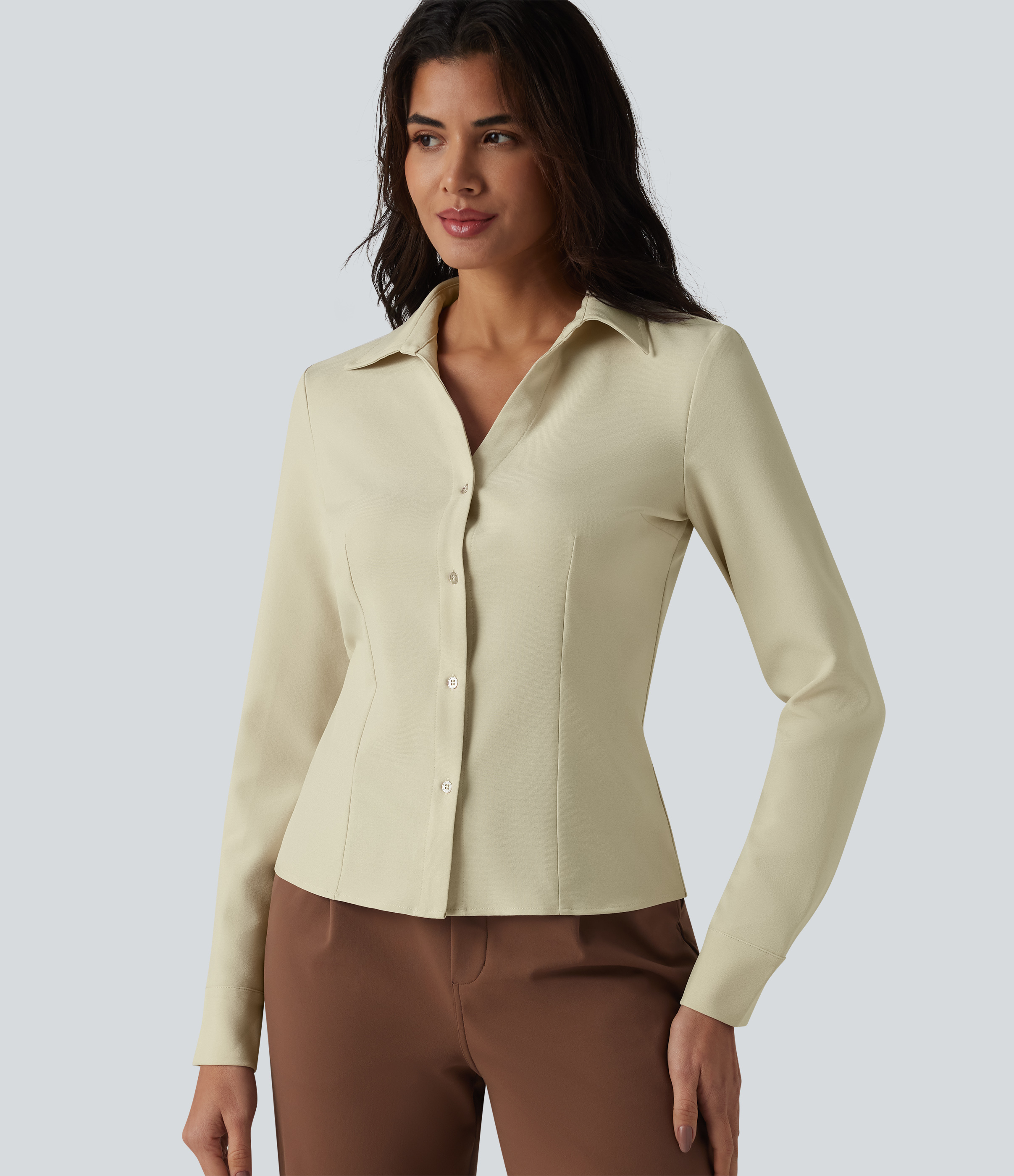 Camisa de trabajo con cuello, mangas largas y cierre con botones.