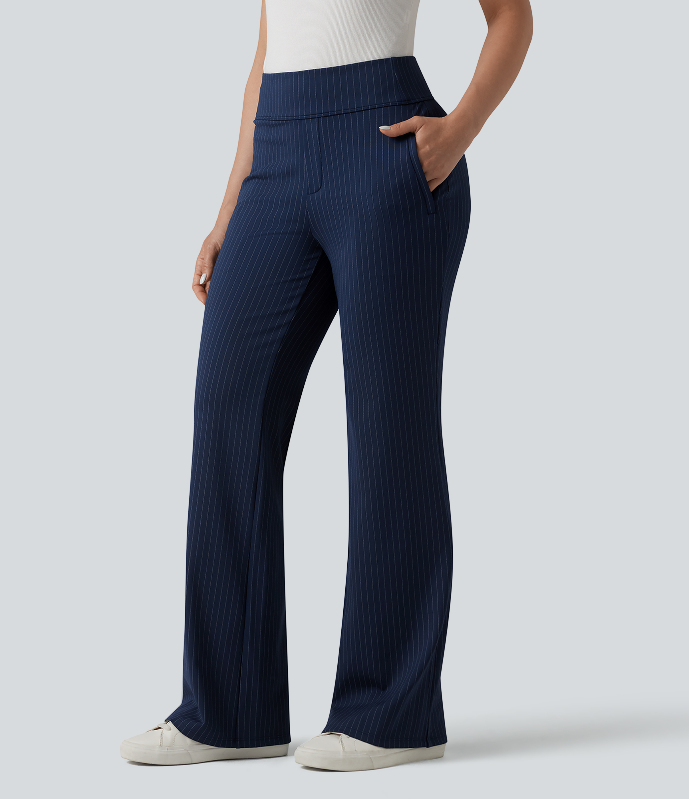 Stoffhose mit mittelhohem Bund, Seitentaschen, Streifen und ausgestelltem Bein