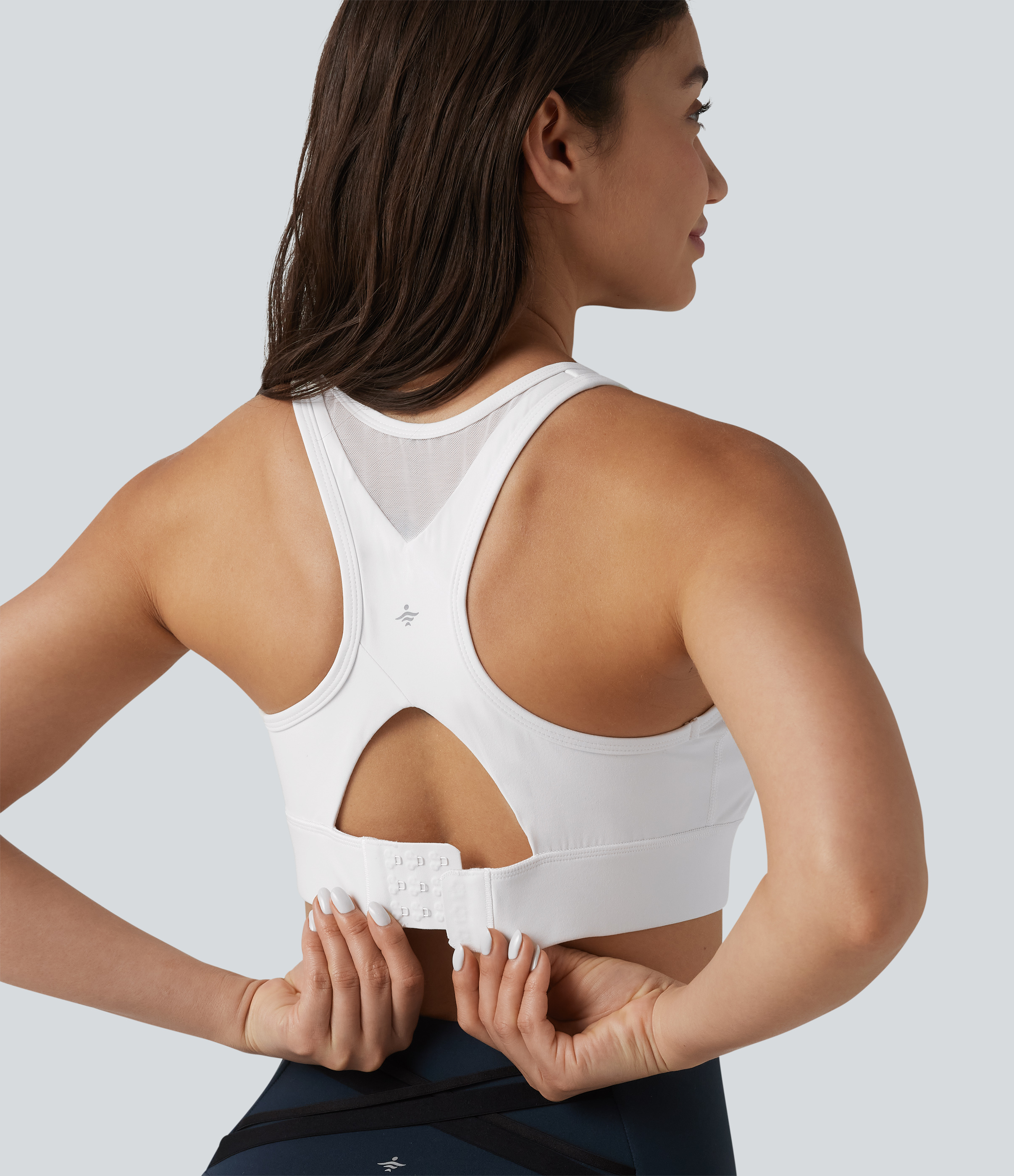 Halara UltraSculpt™ Sport-BH mit mittlerer Stützkraft, Racerback, verstellbarer Schnalle, atmungsaktivem Mesh und integriertem BH.