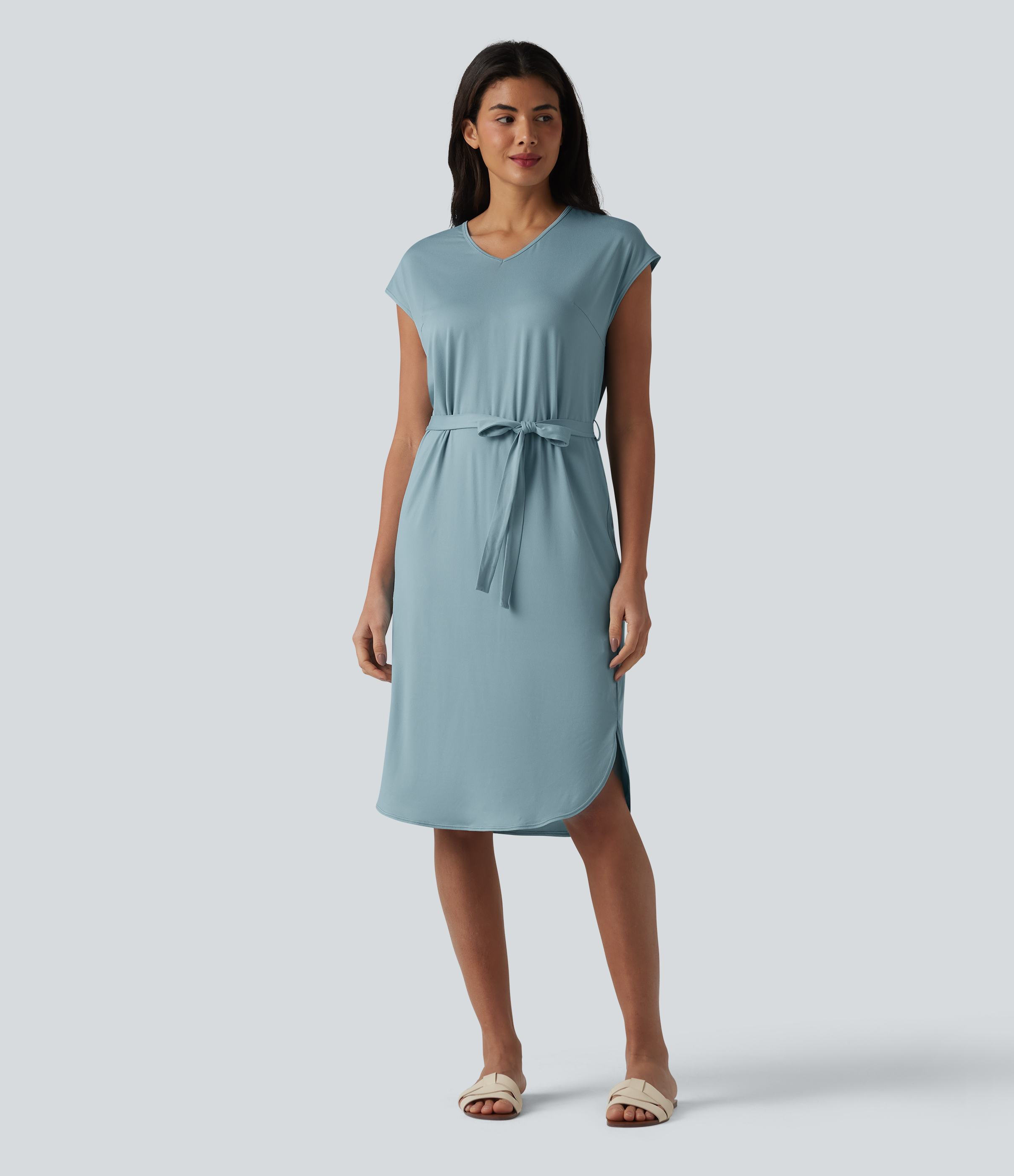 Lässiges T-Shirt-Kleid mit V-Ausschnitt, kurzen Ärmeln, Gürtel und abgerundetem Saum