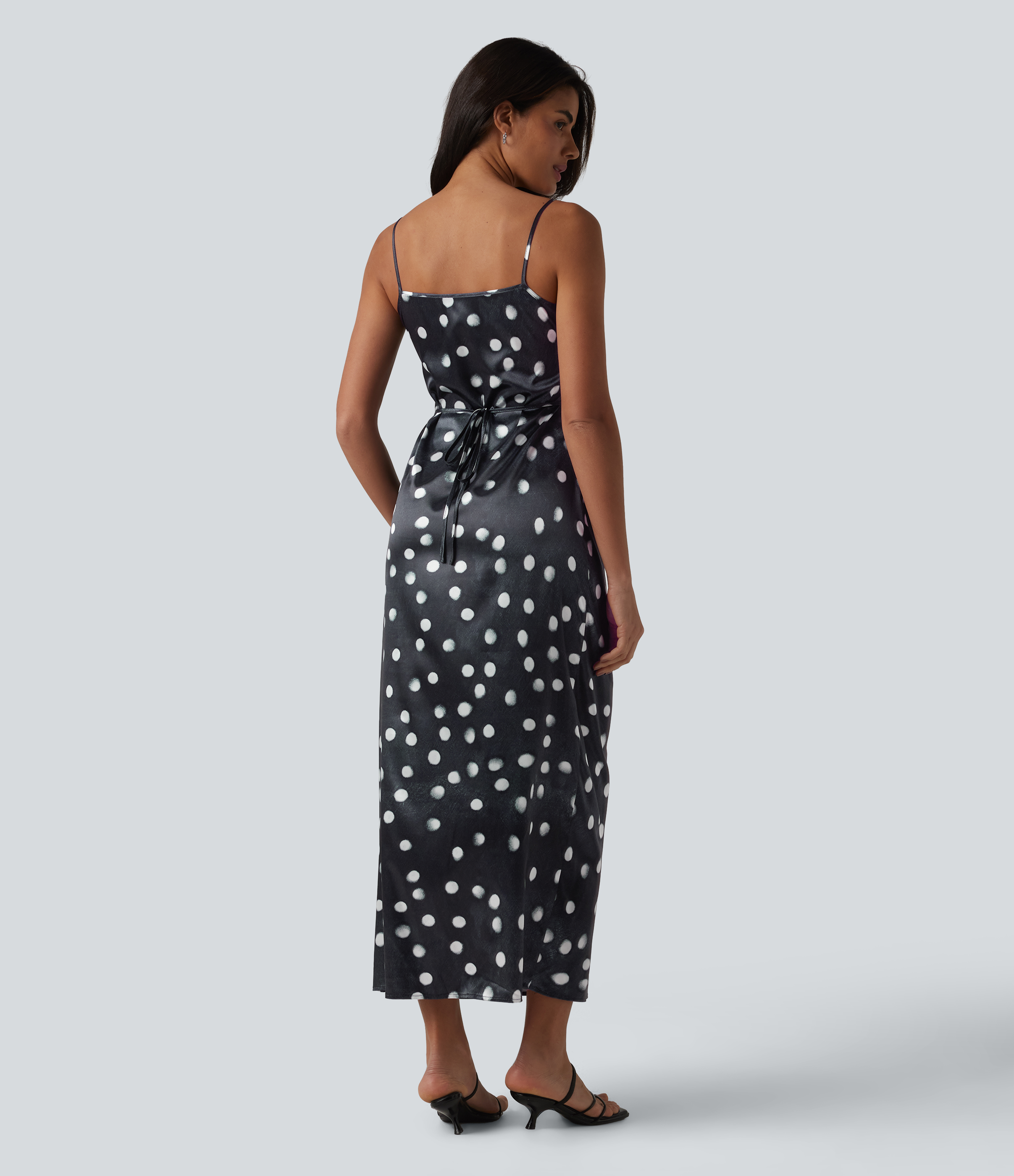 White Polka Vestido tipo slip maxi de satén con estampado de lunares, cremallera invisible, fruncido y lazada en la espalda — para damas de honor y invitadas de boda / 2