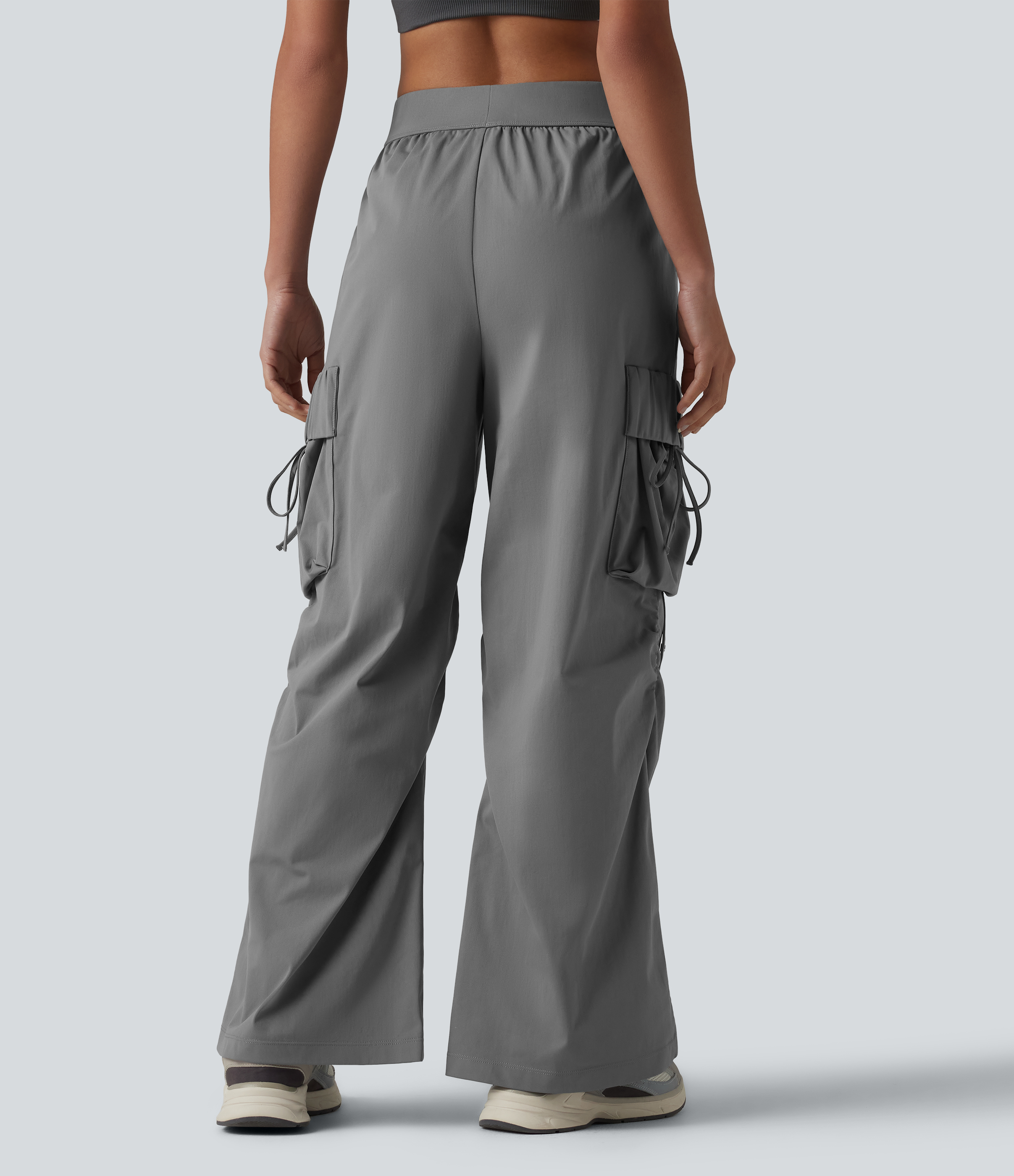 Mirage Gray Geraffte Bootcut-Cargohose mit mittelhohem Bund, mehreren Taschen und Bindebändern / 2