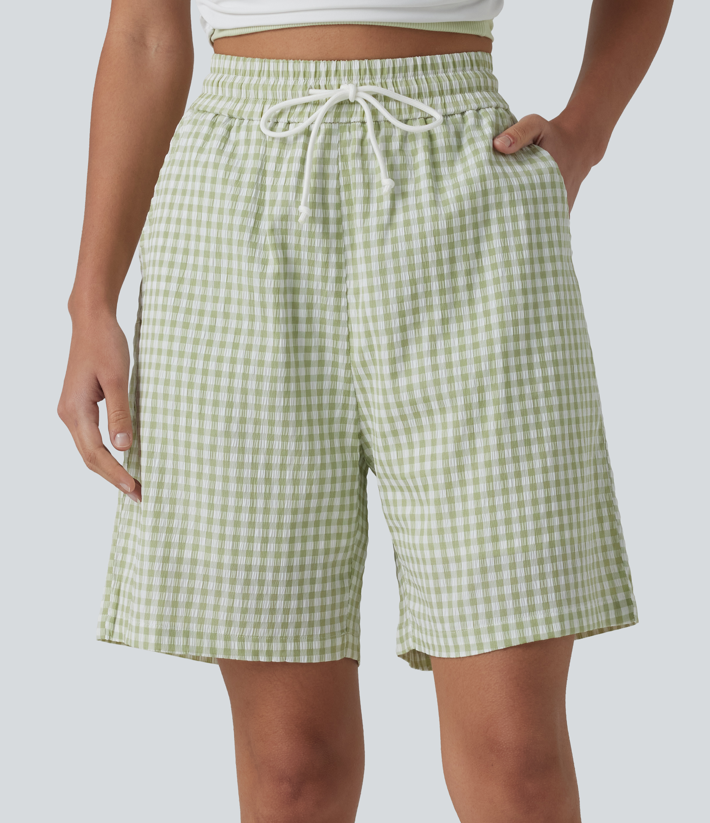 High-waisted, loose-fitting gingham check shorts with drawstring and pockets