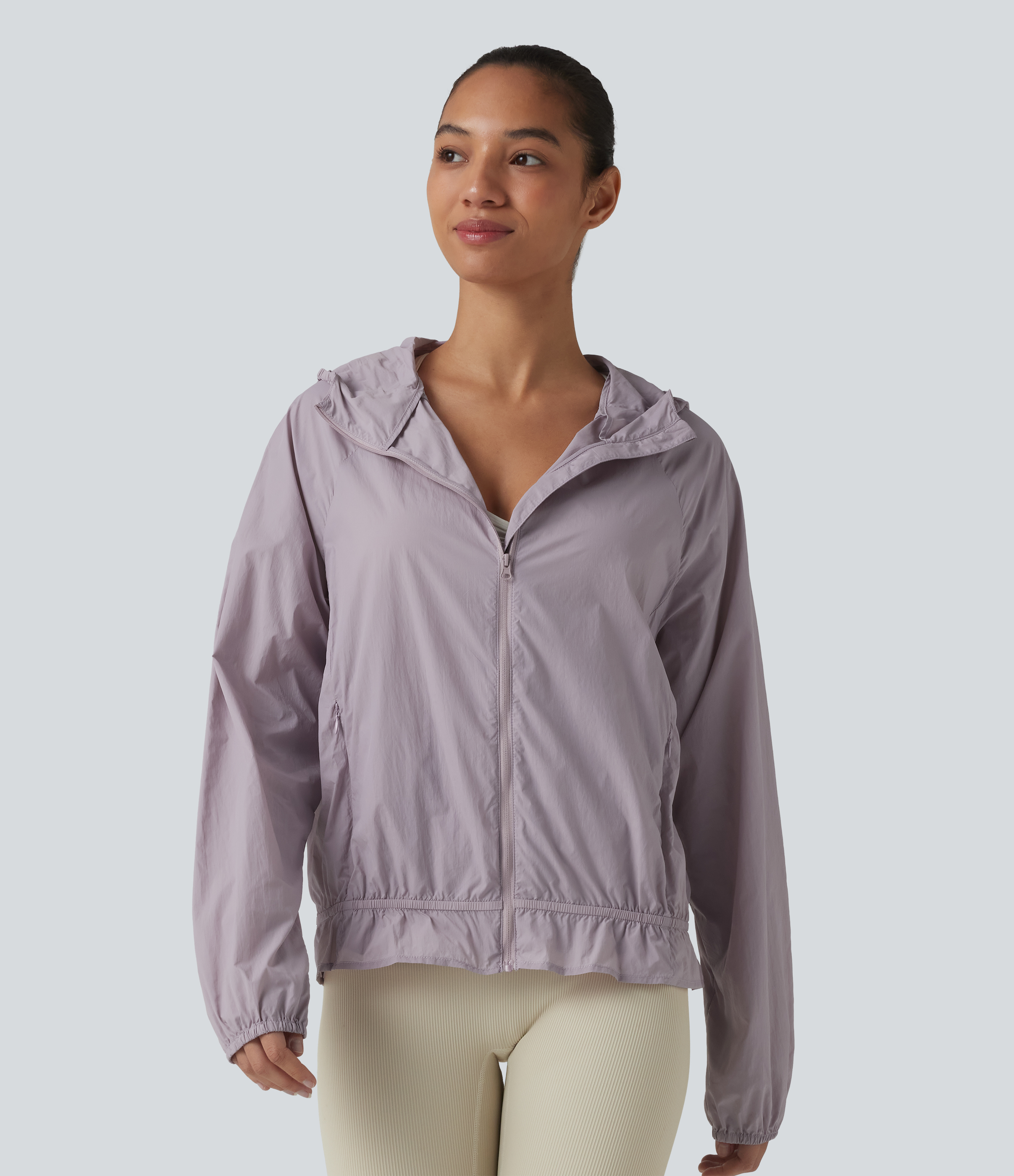 Chaqueta de entrenamiento con capucha, mangas largas, bajo con volante y bolsillos - UPF40+